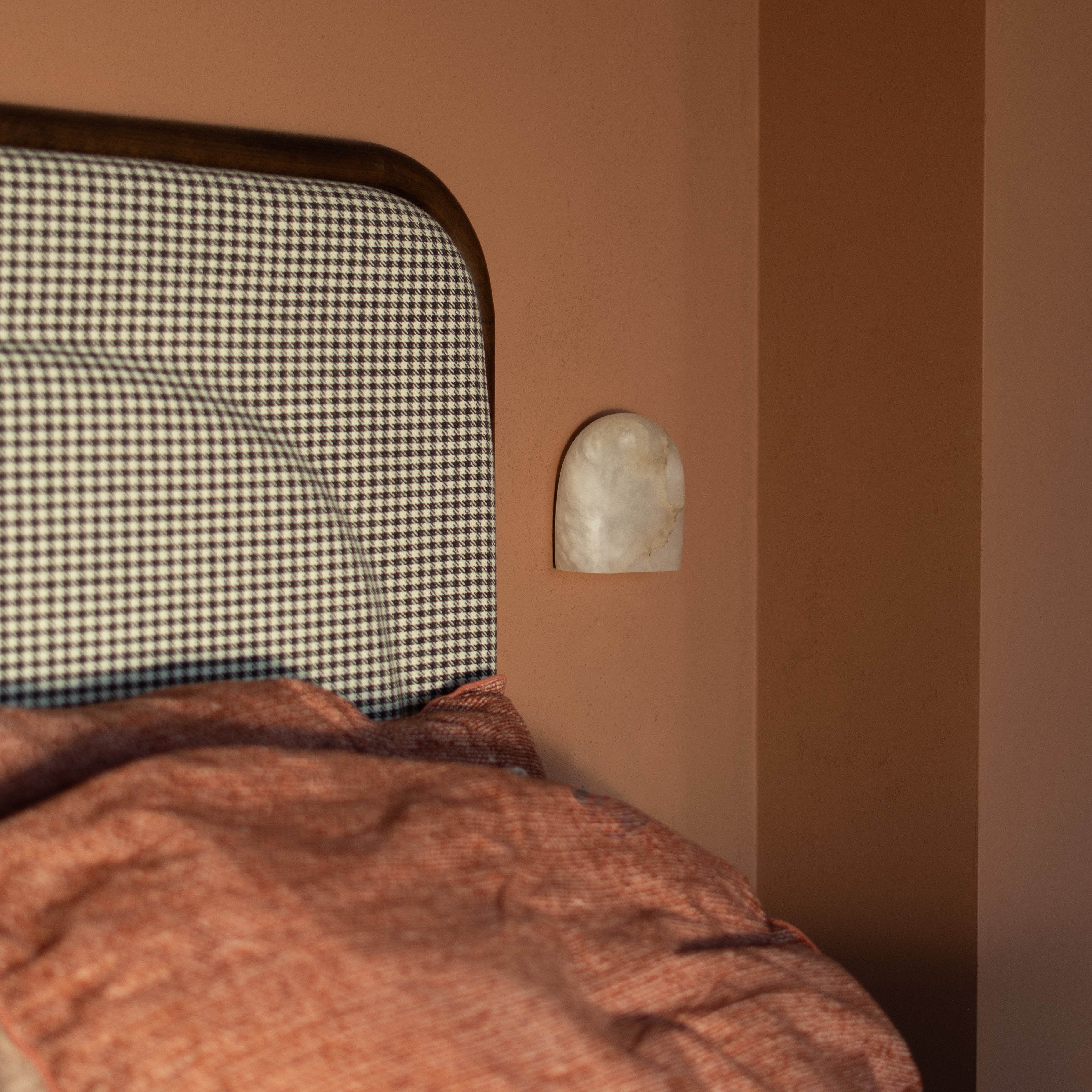 Wandlamp alabaster TAYGETA met patroonafwerking