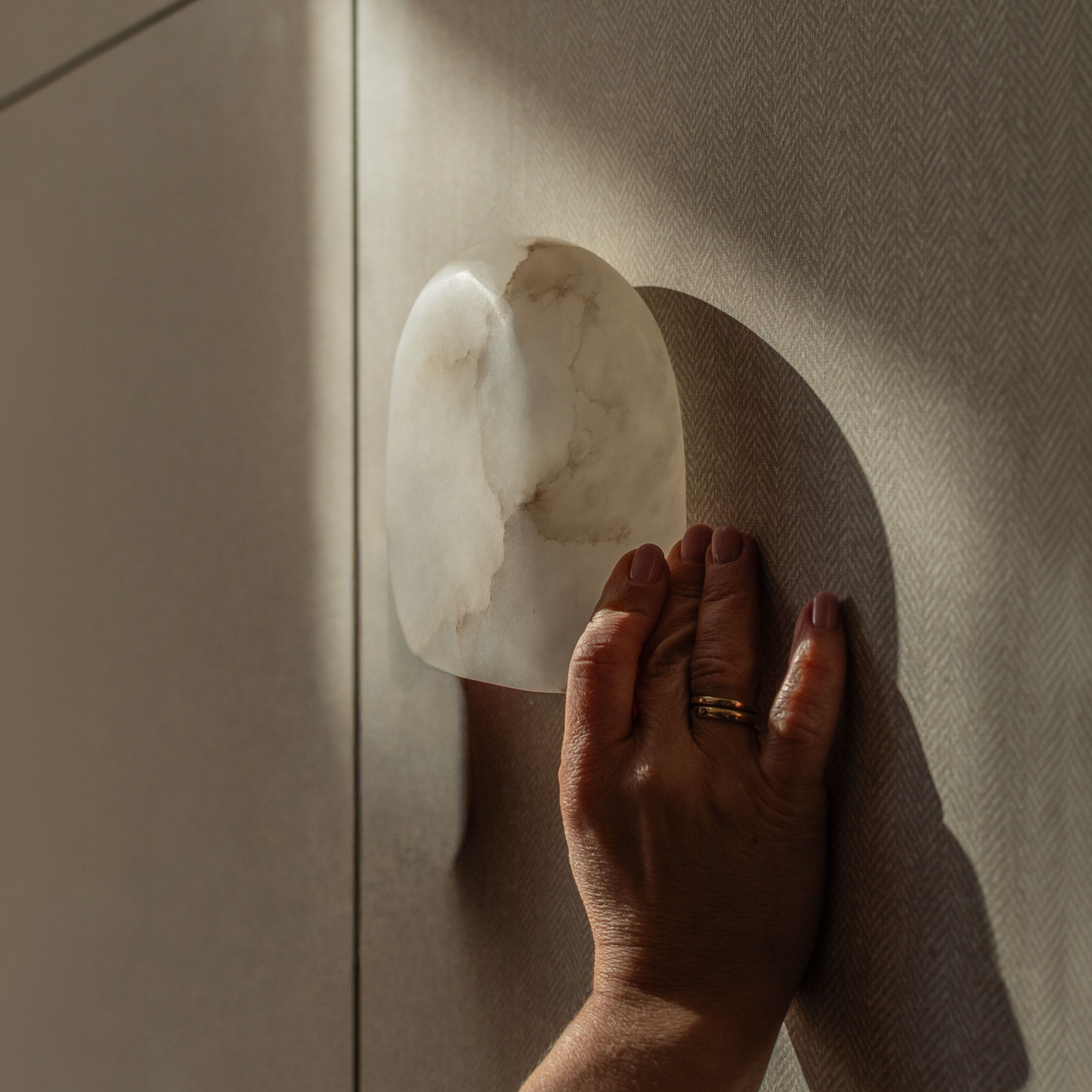 Wandlamp alabaster TAYGETA met patroonafwerking