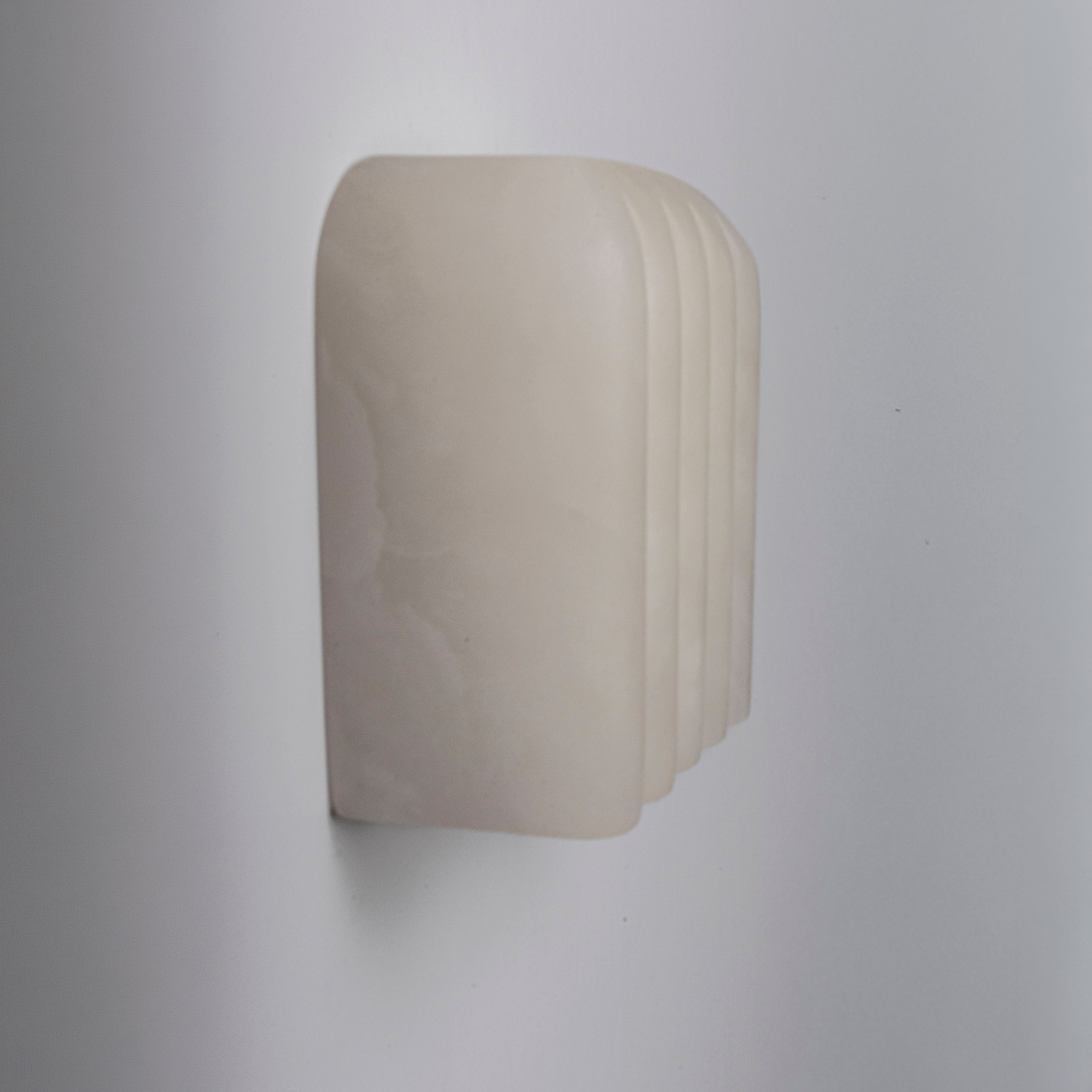 MEROPE Alabaster Wandlamp met een matte afwerking
