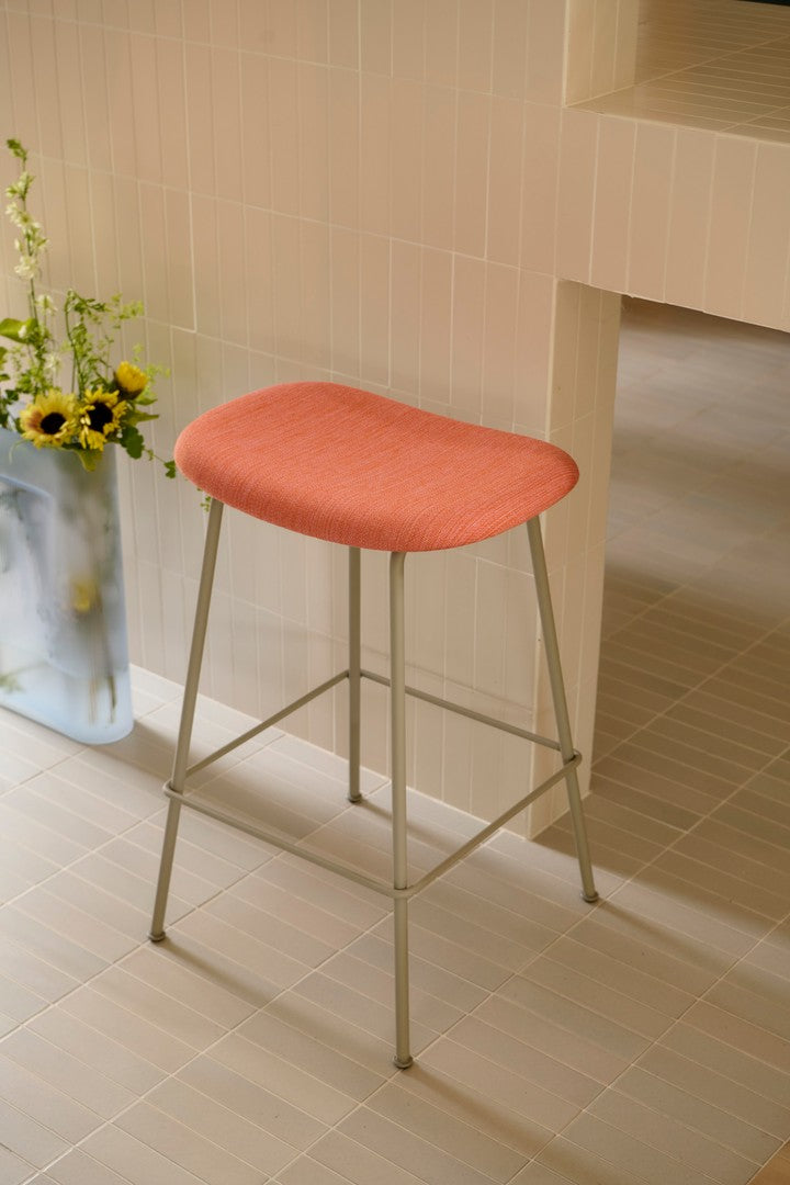 Personalisierter FIBER Hocker mit gepolstertem Sitz und Stahlbasis