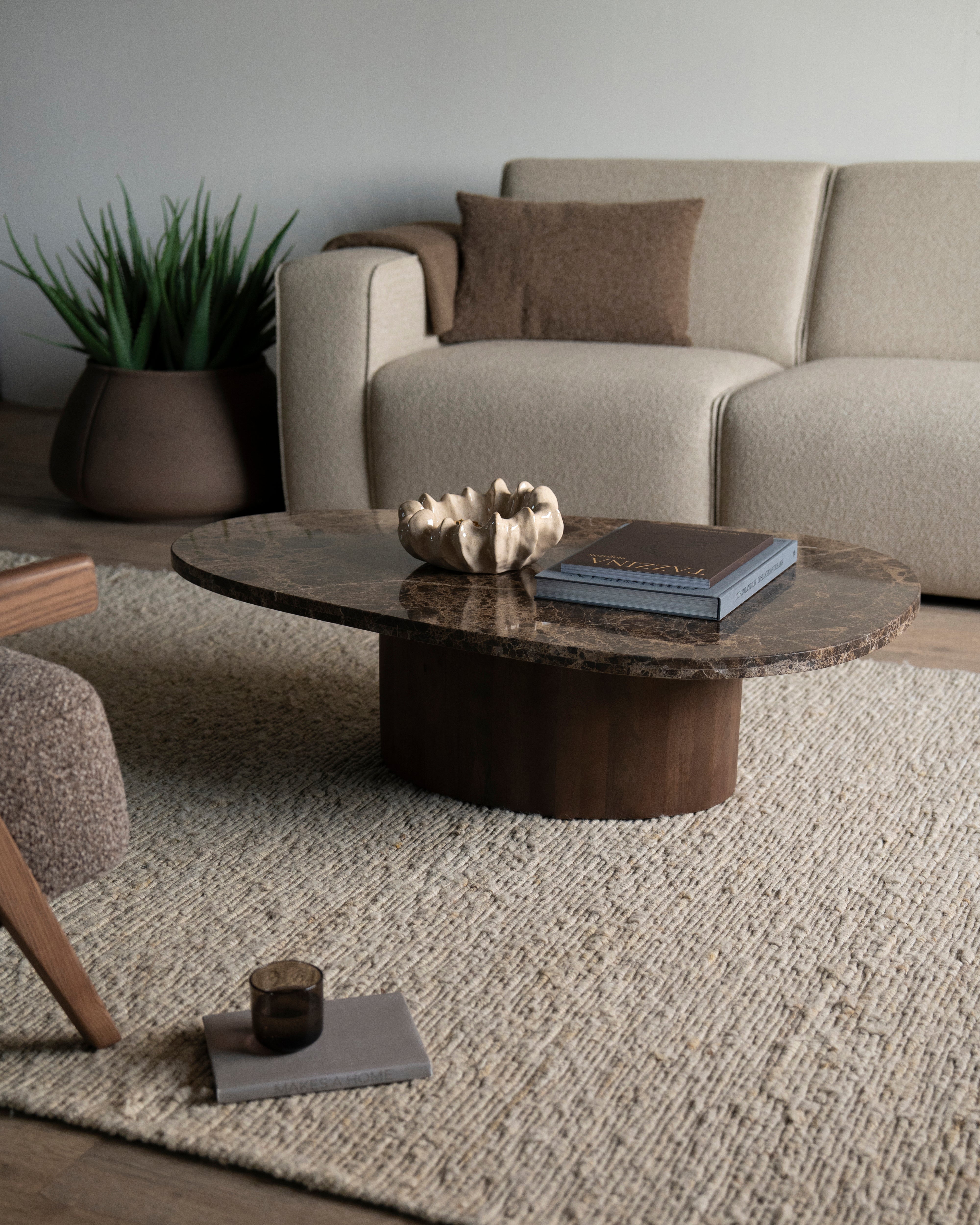 Stolik kawowy BRADLEY ciemnobrązowy marmur z drewnianą podstawą