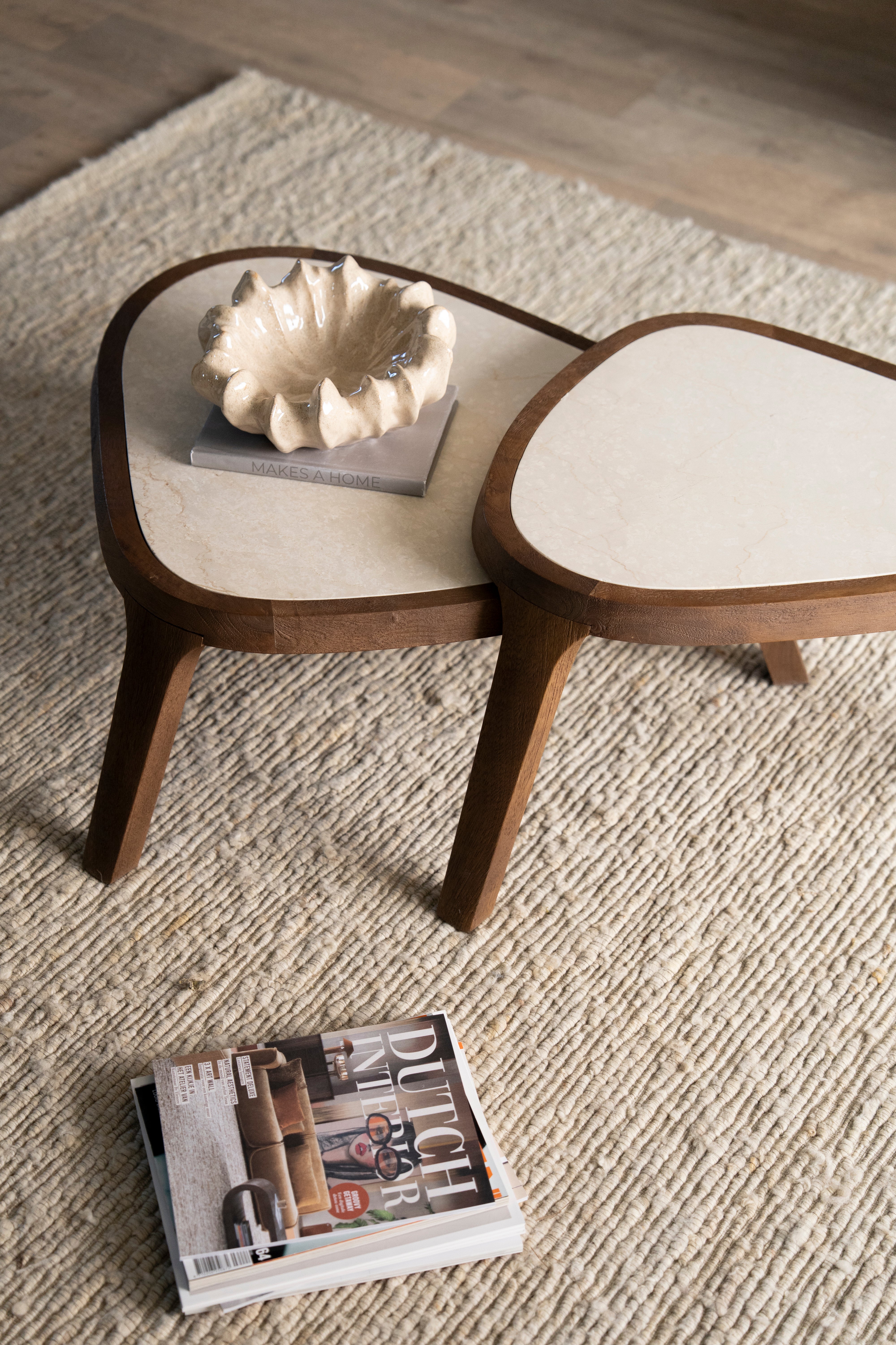 Stolik kawowy FRED kremowy marmur z drewnianą podstawą