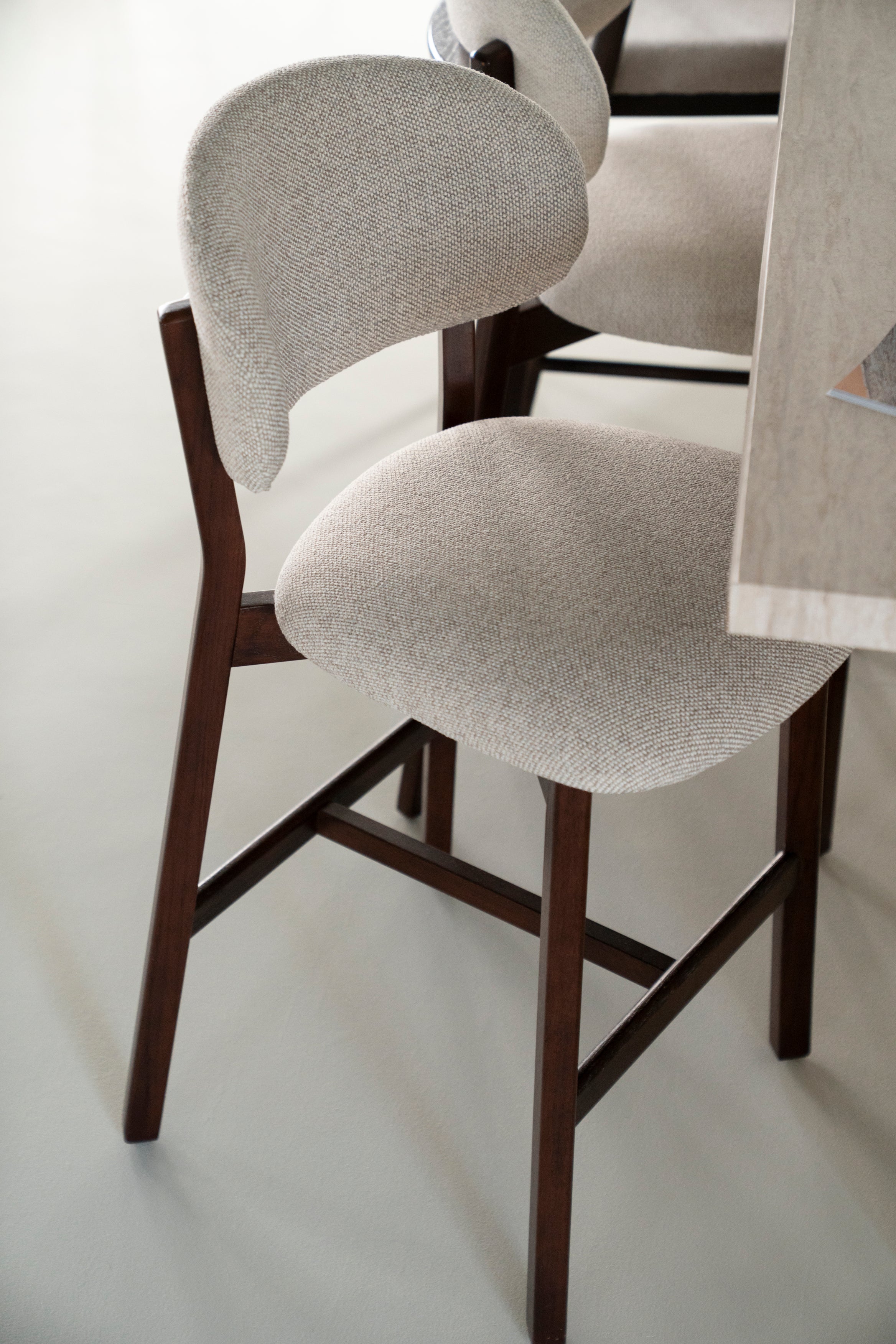 Hocker MIKKY taupe met een donkere eiken basis