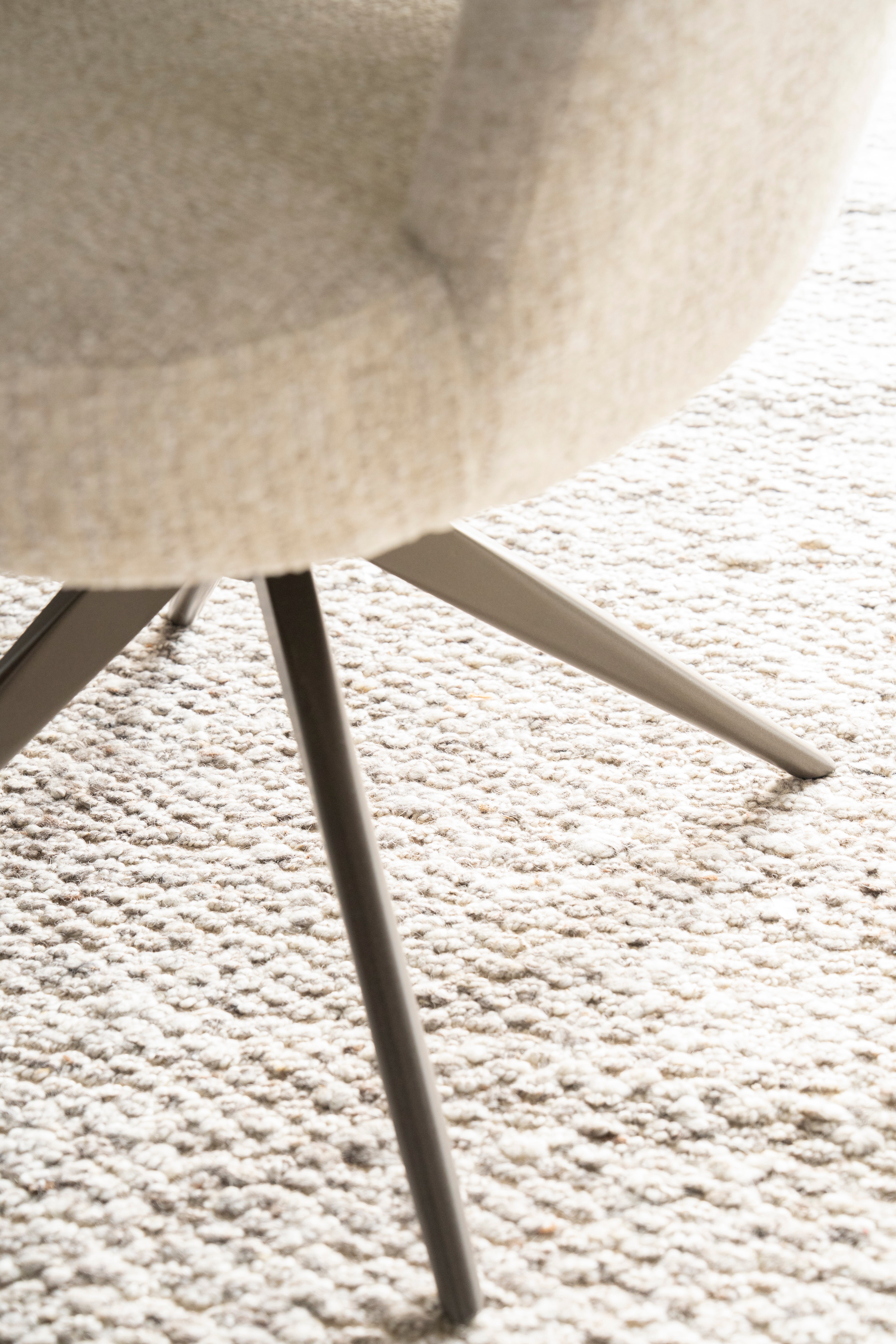 Krzesło obrotowe ALISSA taupe z ciemnobrązową podstawą