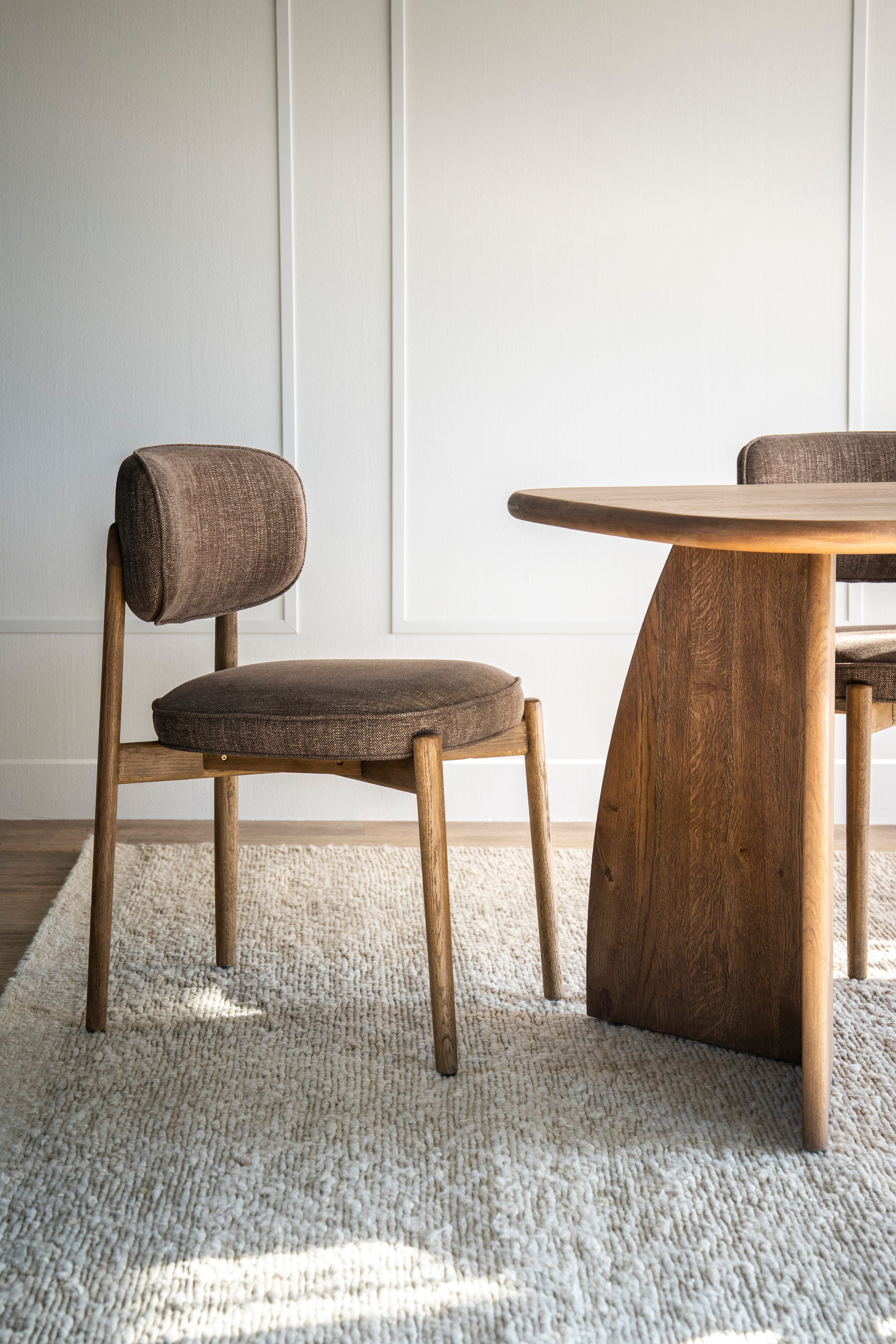 Beige RUNE stoel met een lichte eiken basis