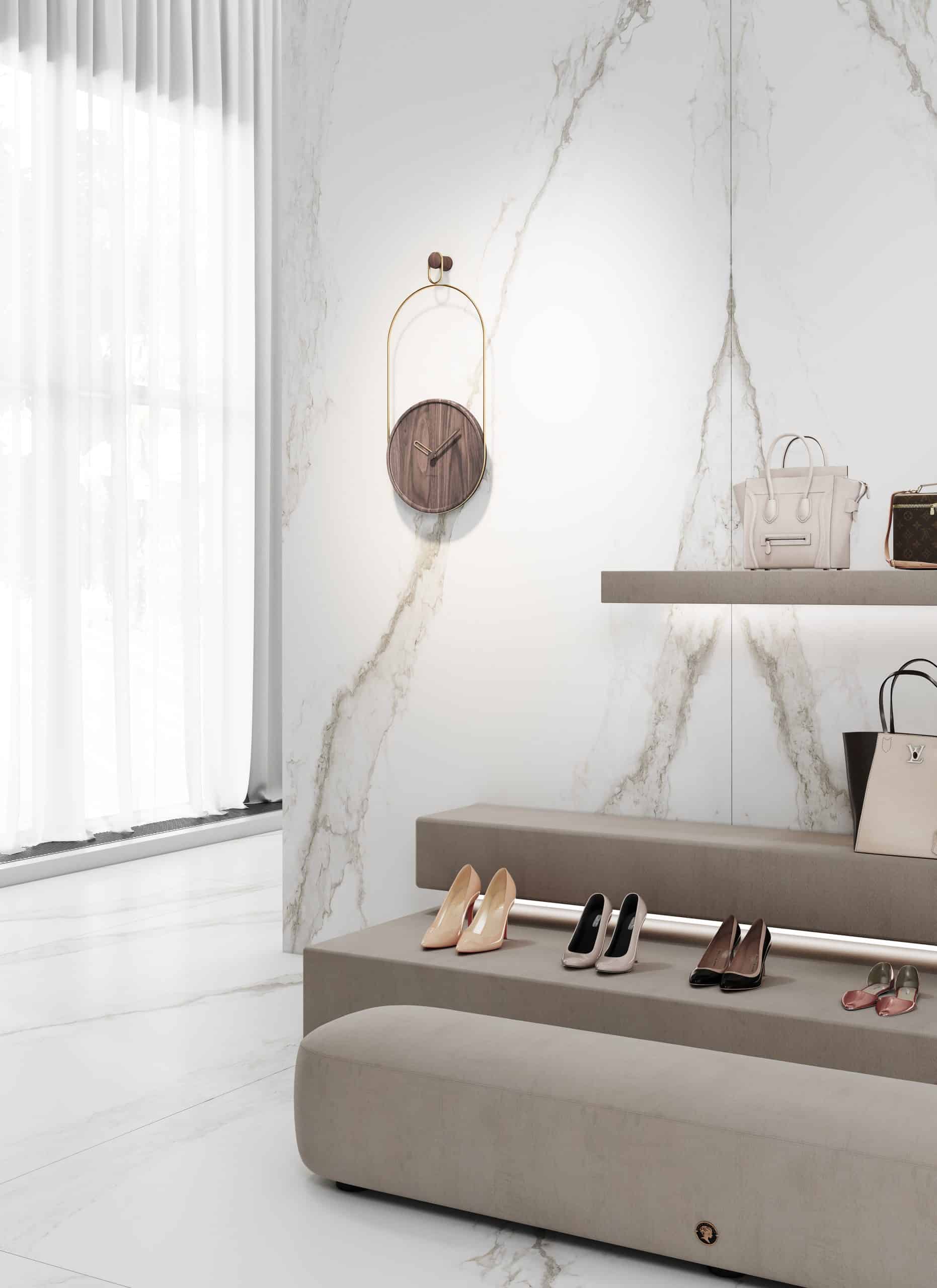 Wandklok ESLABON van notenhout met messing