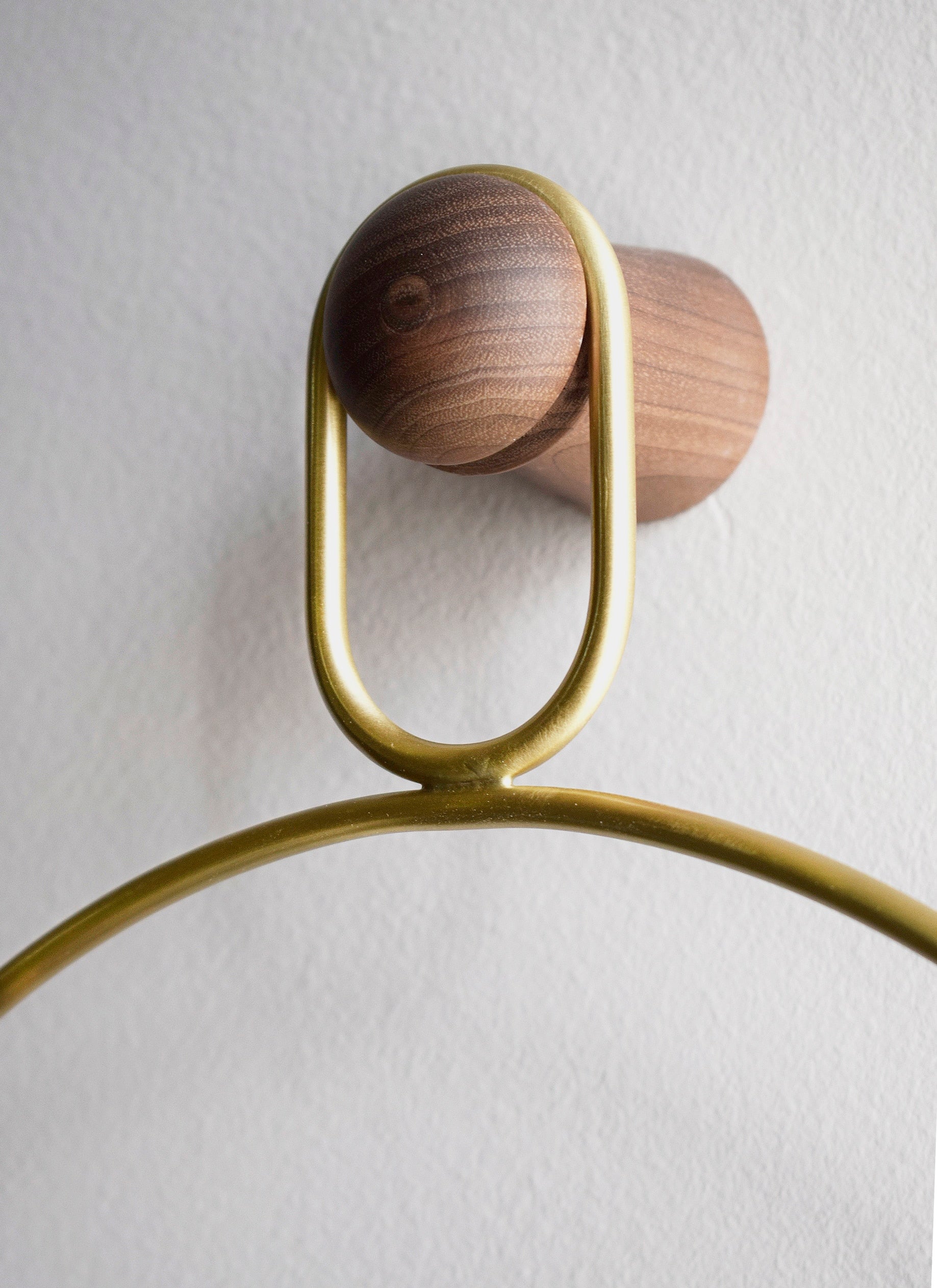 Wandklok ESLABON van notenhout met messing