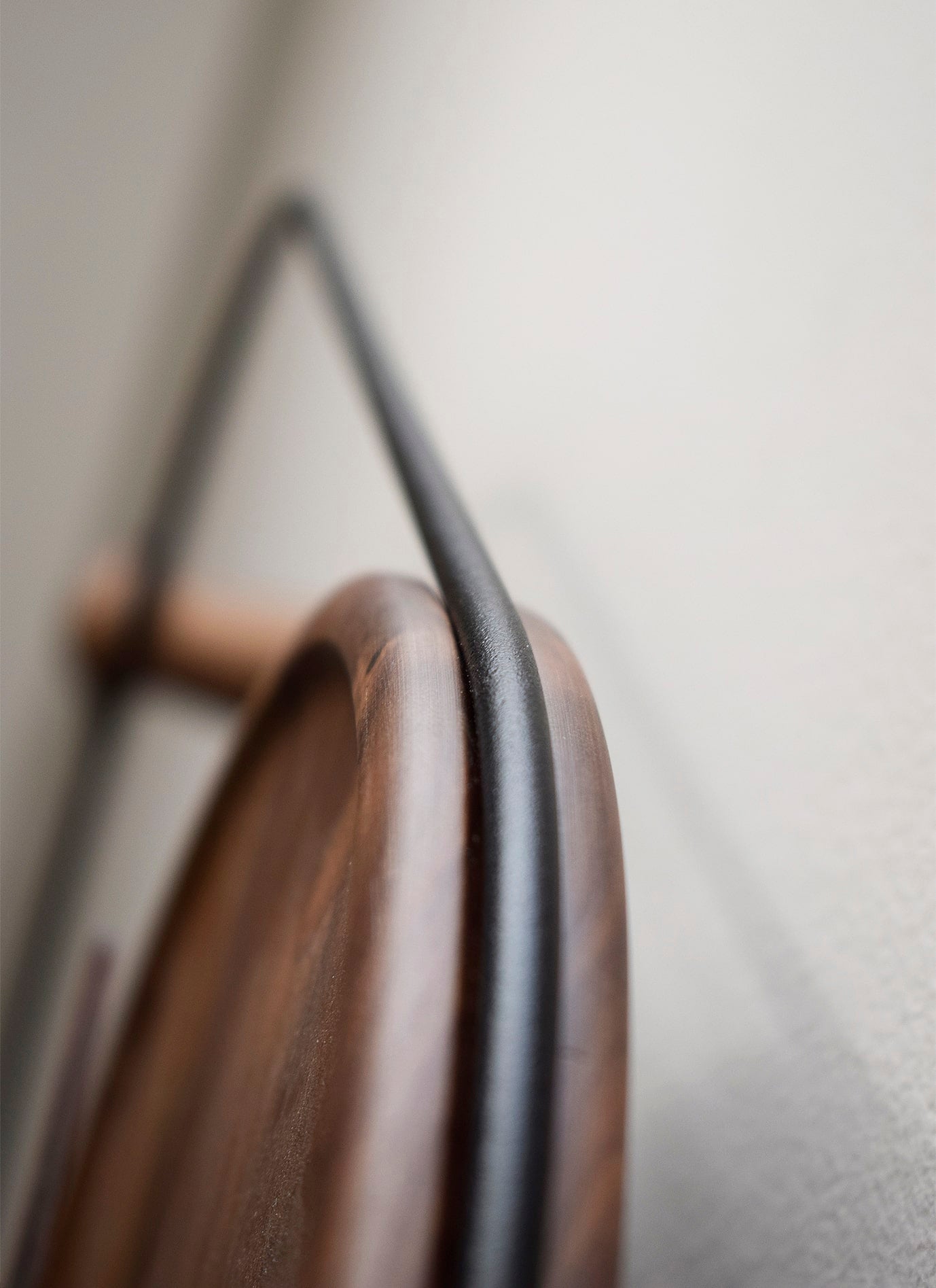 Wanduhr ESLABON aus Nussbaum mit Schwarz