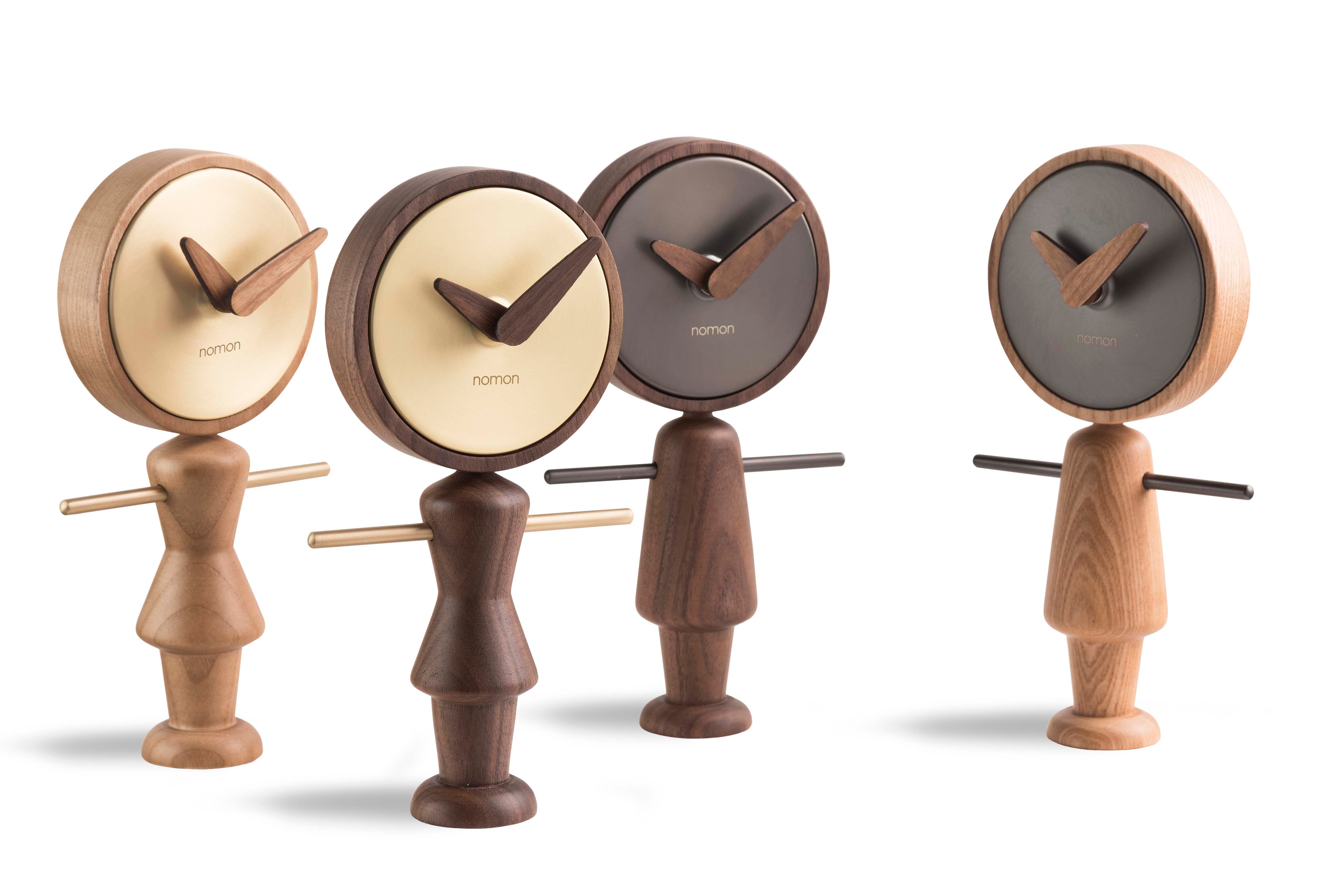 Tischuhr NENA aus Nussbaumholz mit messingfarbener Oberfläche