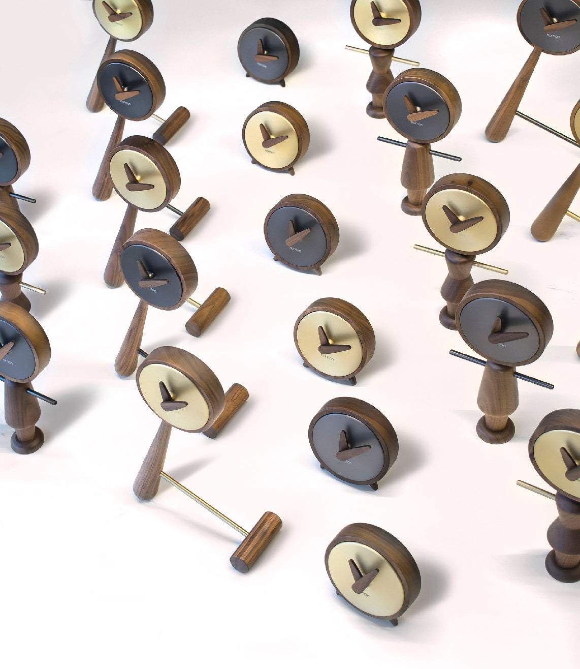 Tischuhr MINI PUNTERO aus Nussbaumholz mit graphitfarbener Oberfläche
