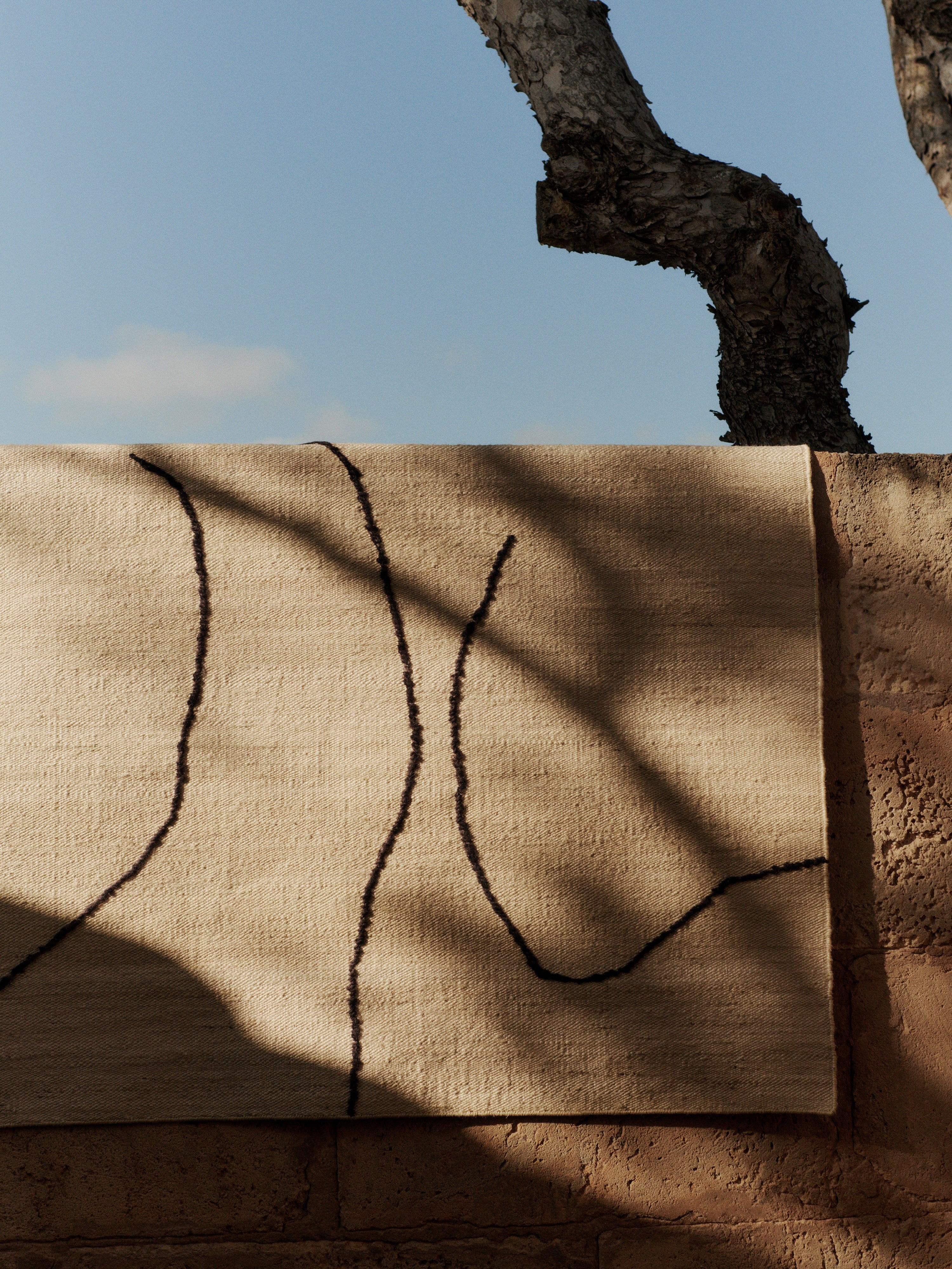 Teppich GESSO gebrochenes Weiß mit dunkler Feige