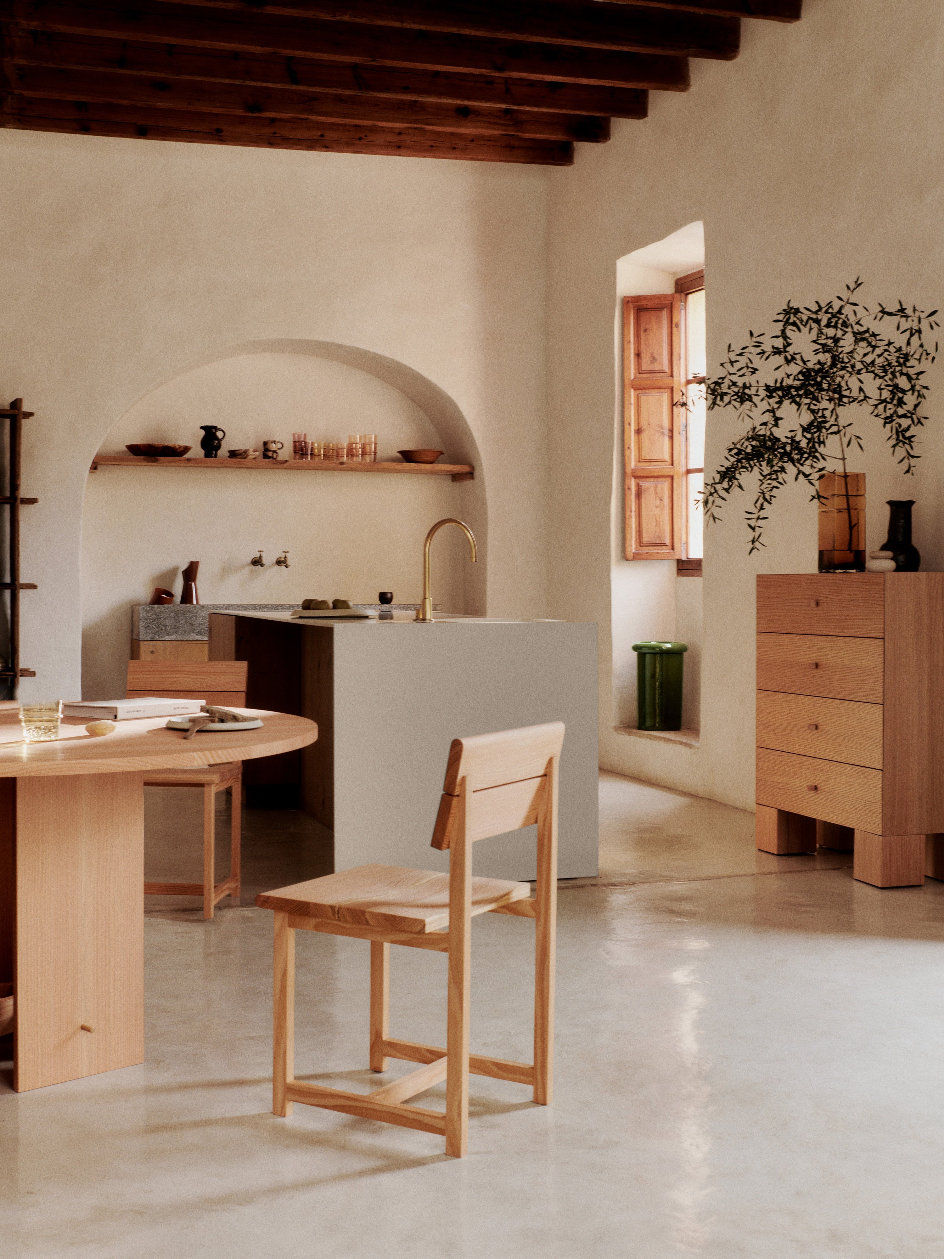 Rundtisch AUKKO aus massivem Douglasienholz