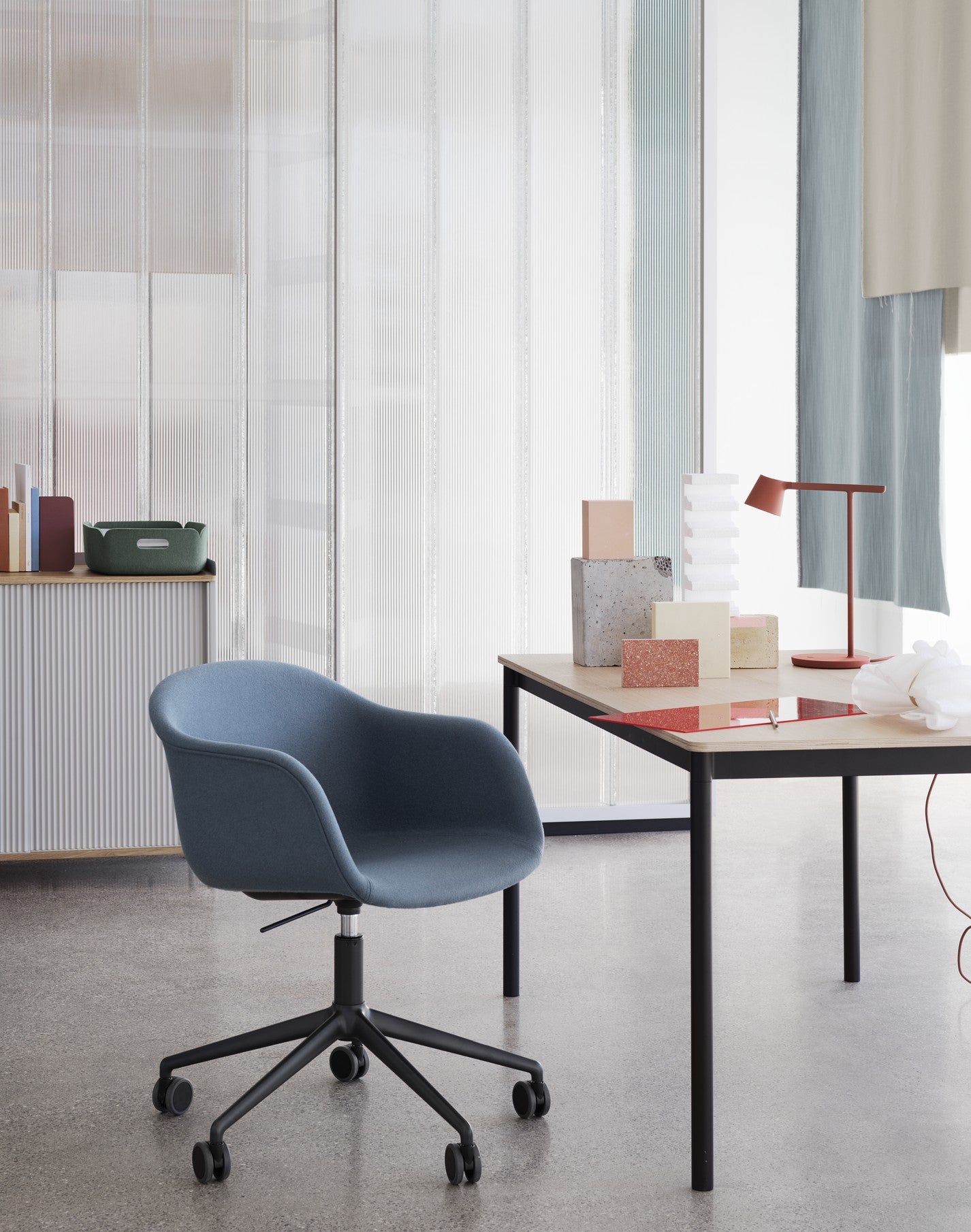 ENFOLD kast bordeaux met eiken blad
