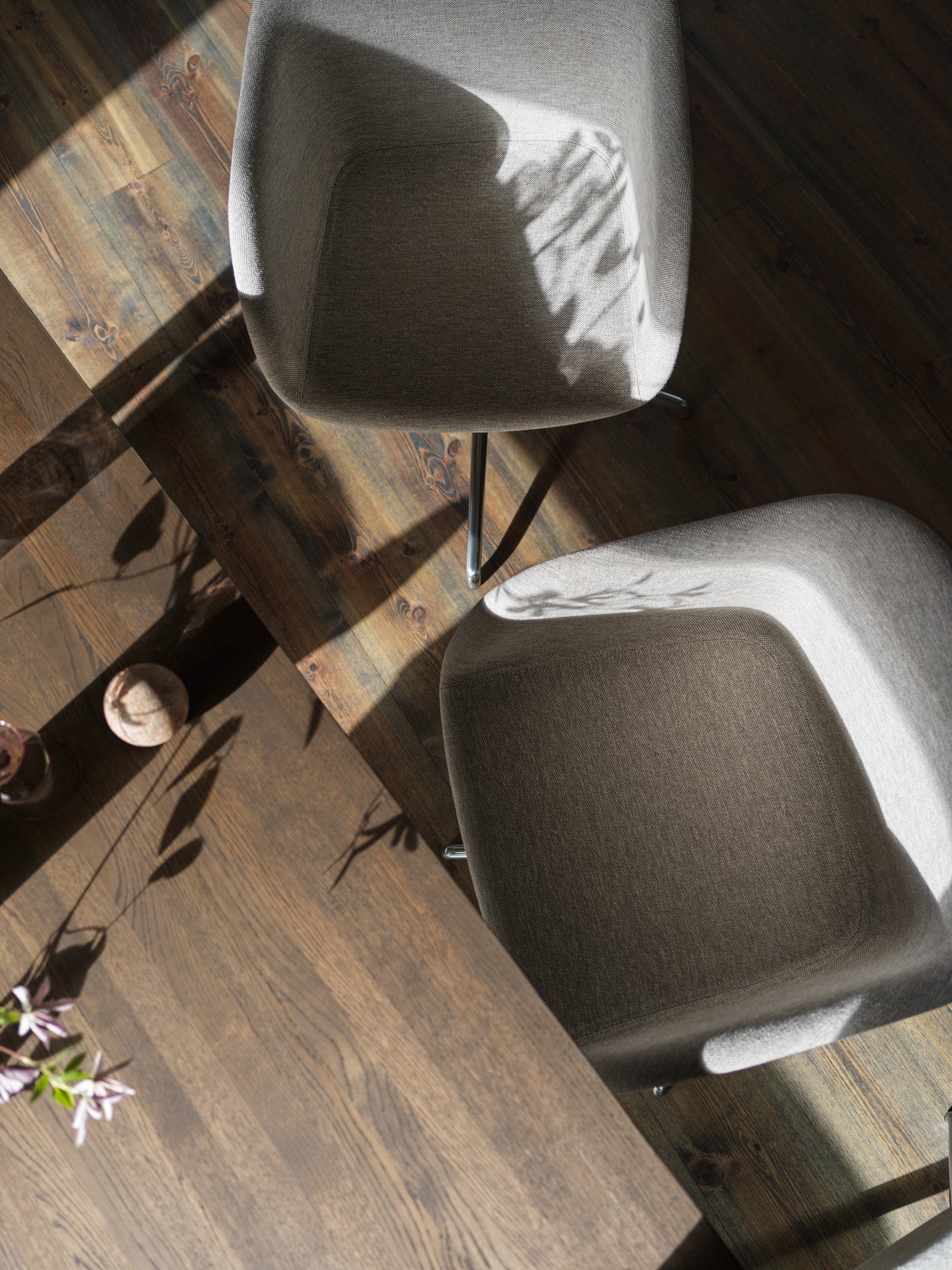 Tafel 70/70 donker eikenhout met grijze basis