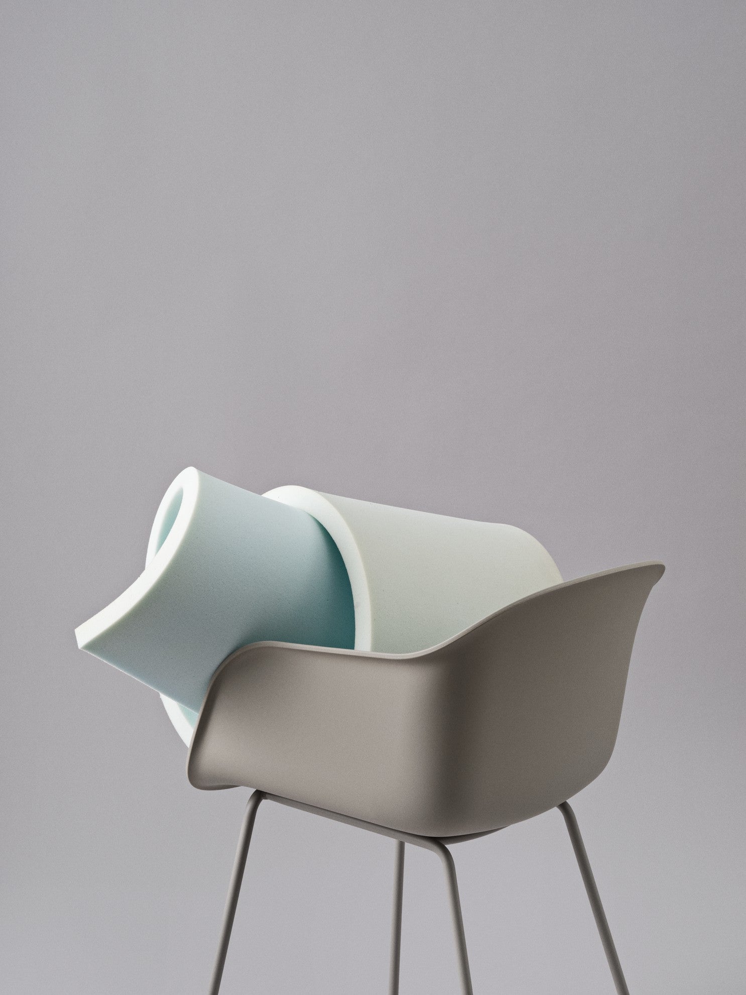 FIBER fauteuil grijs met stalen sledebasis