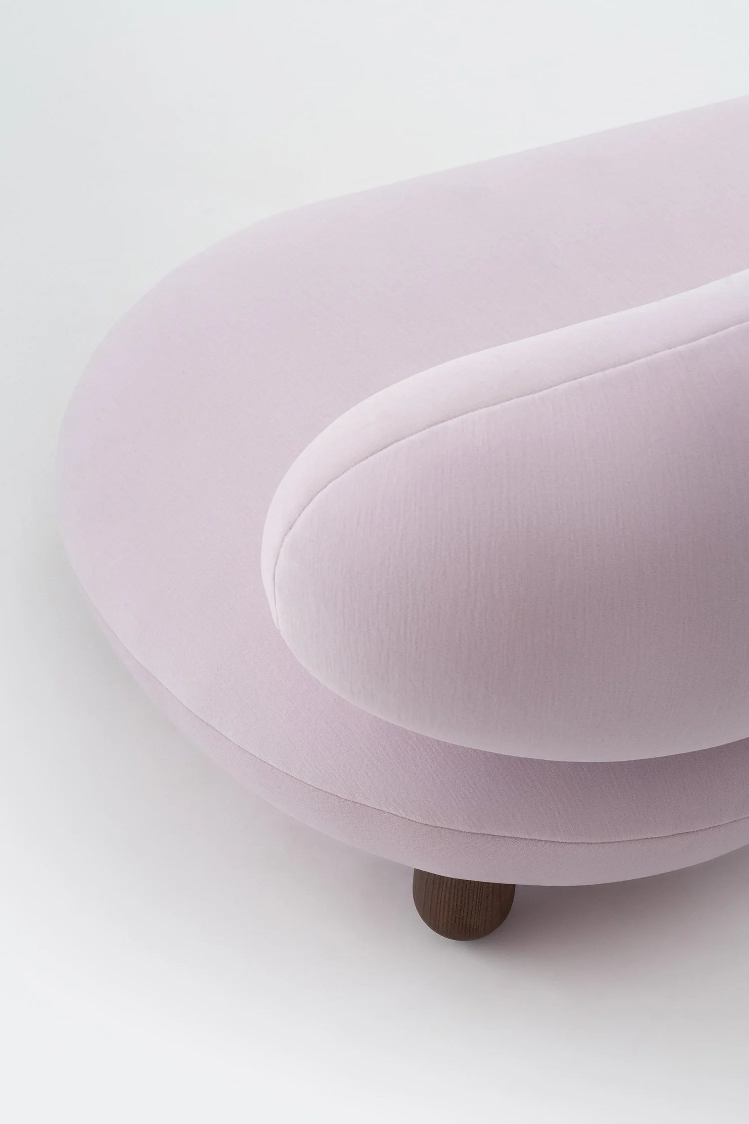 Bank FLOCK gestoffeerd met houten basis