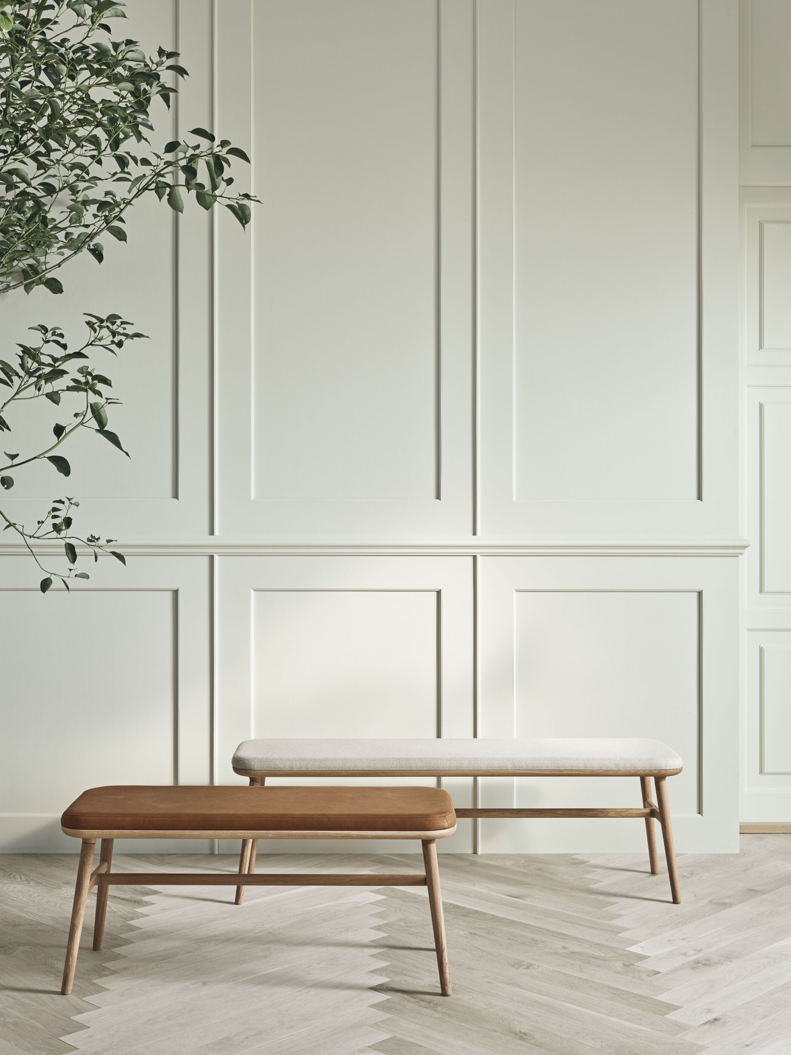 Gestoffeerde FLOR bank met eikenhouten basis