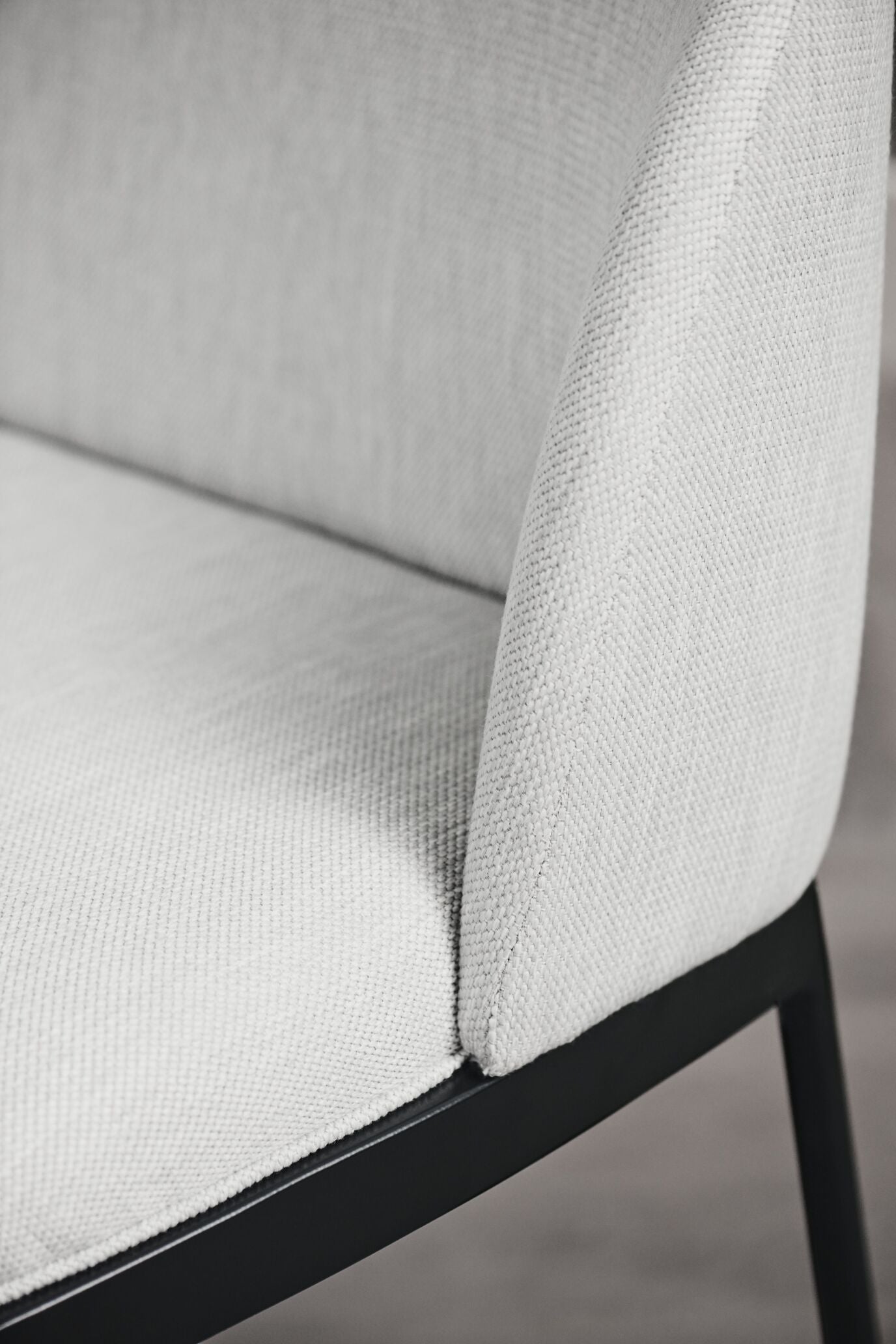 2,5-Personen-Sofa gepolsterte Frank Black Stahlbasis