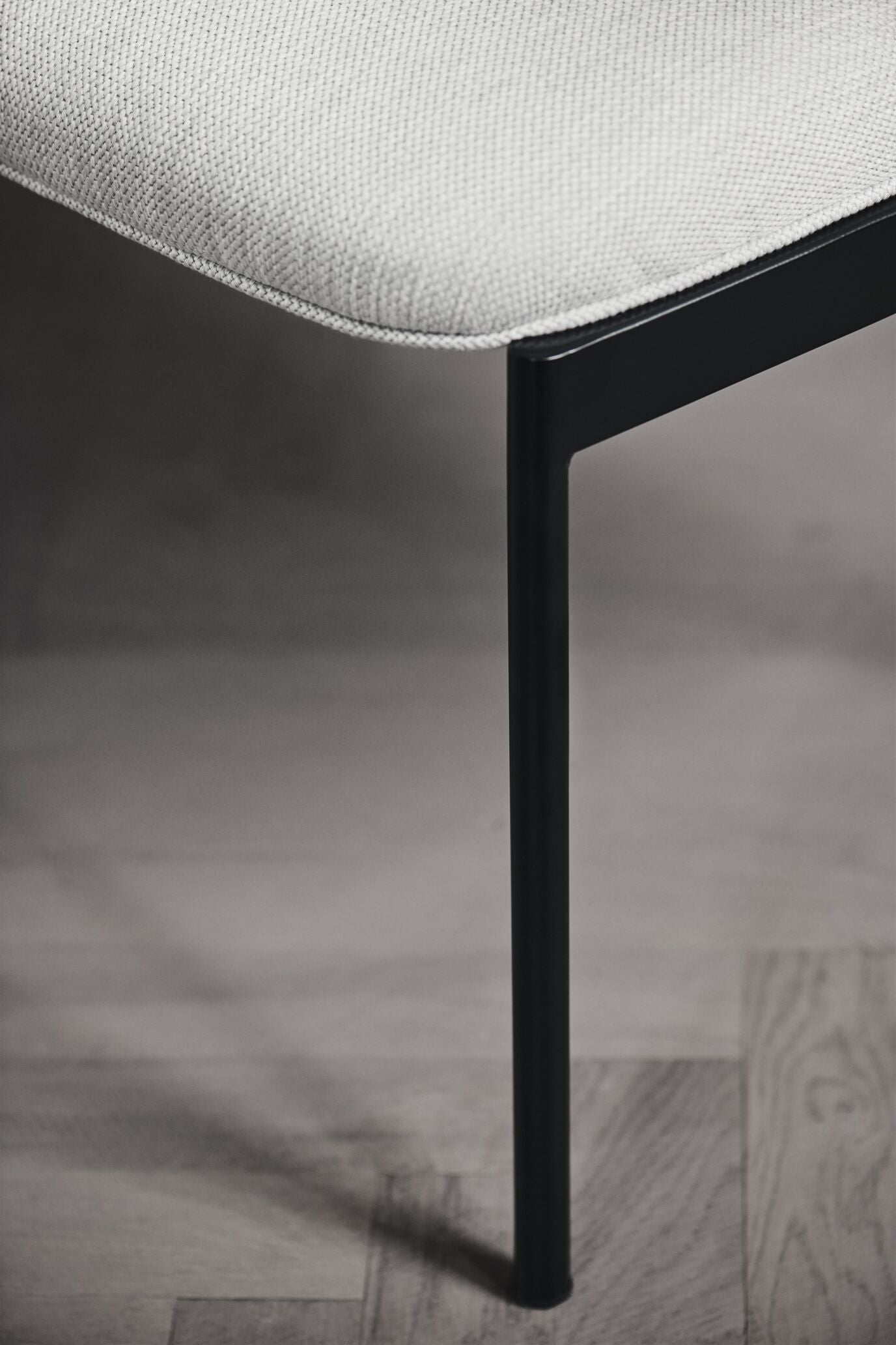 2,5-Personen-Sofa gepolsterte Frank Black Stahlbasis