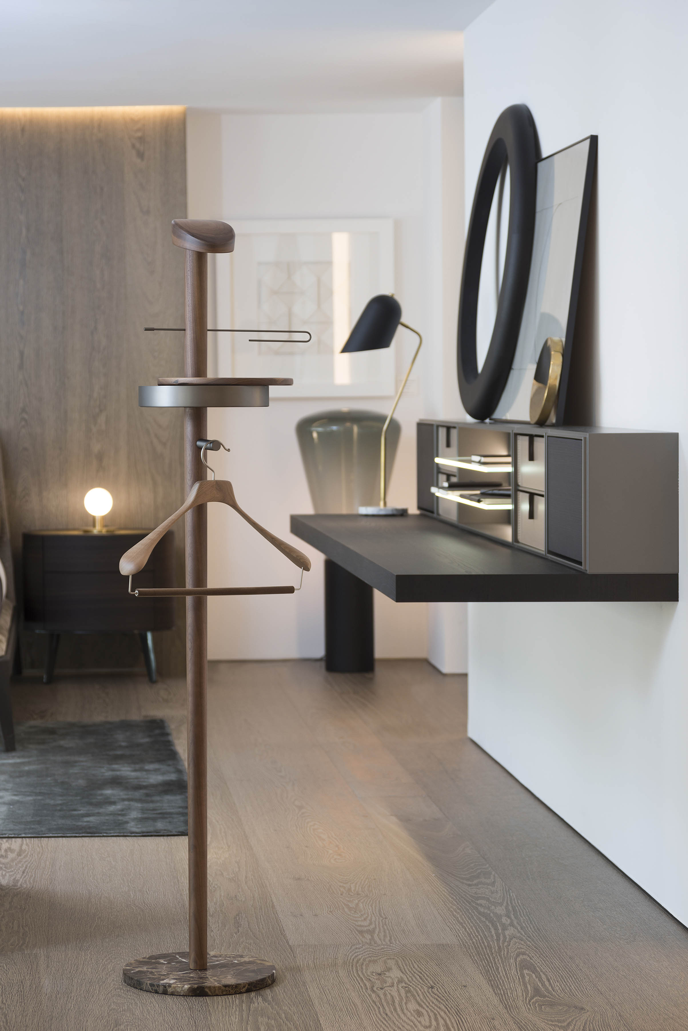 GALAN M coat rack in walnut wood with brown marble and graphite finish