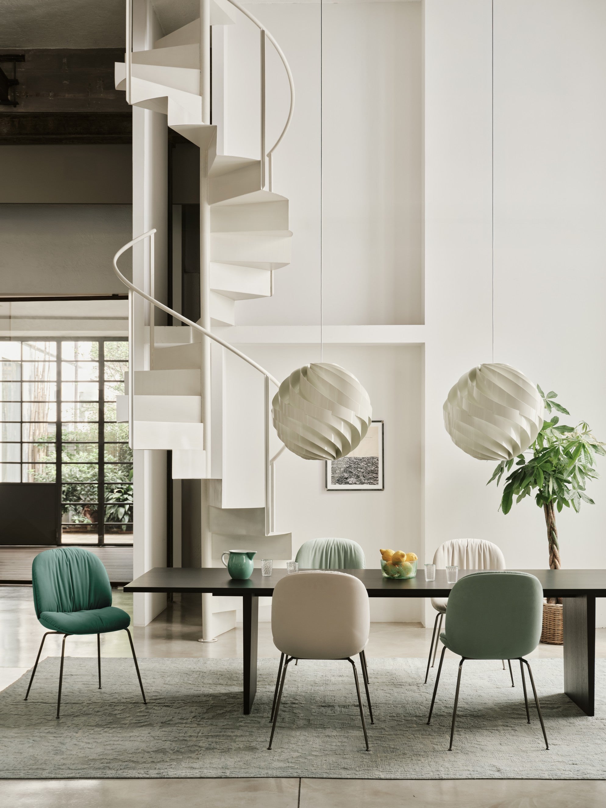 Beetle Soft stoel, gestoffeerd met een messing basis