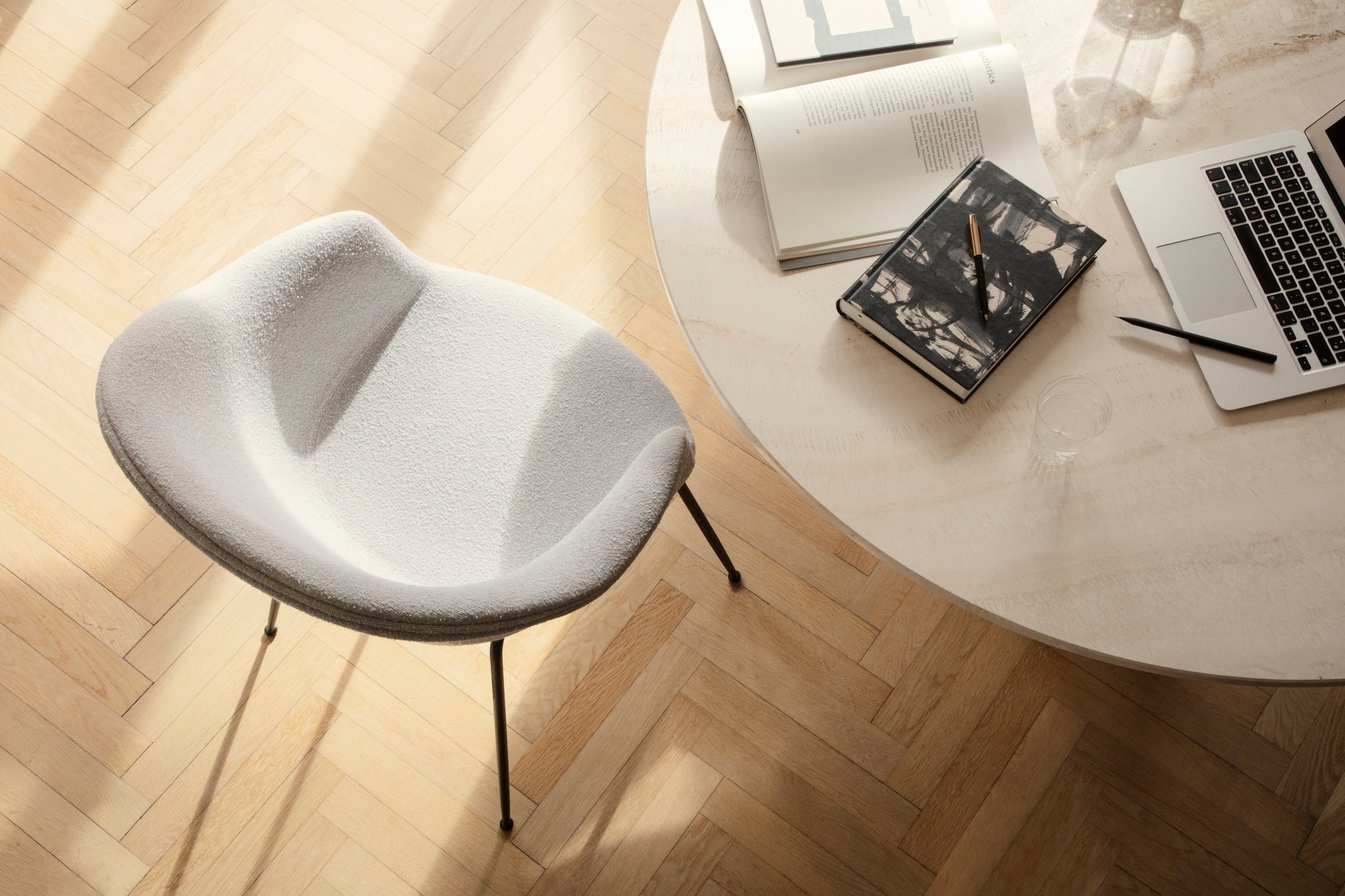 Polsterstuhl BAT mit schwarzem Metallgestell