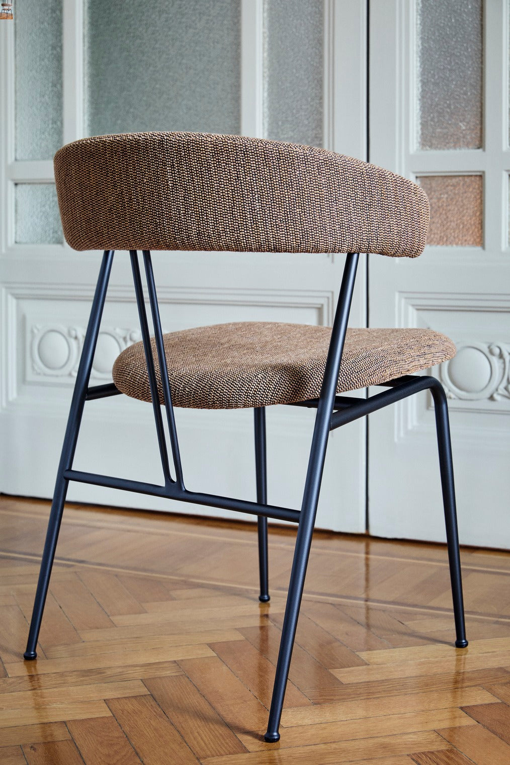 Krzesło tapicerowane VIOLIN z czarną podstawą