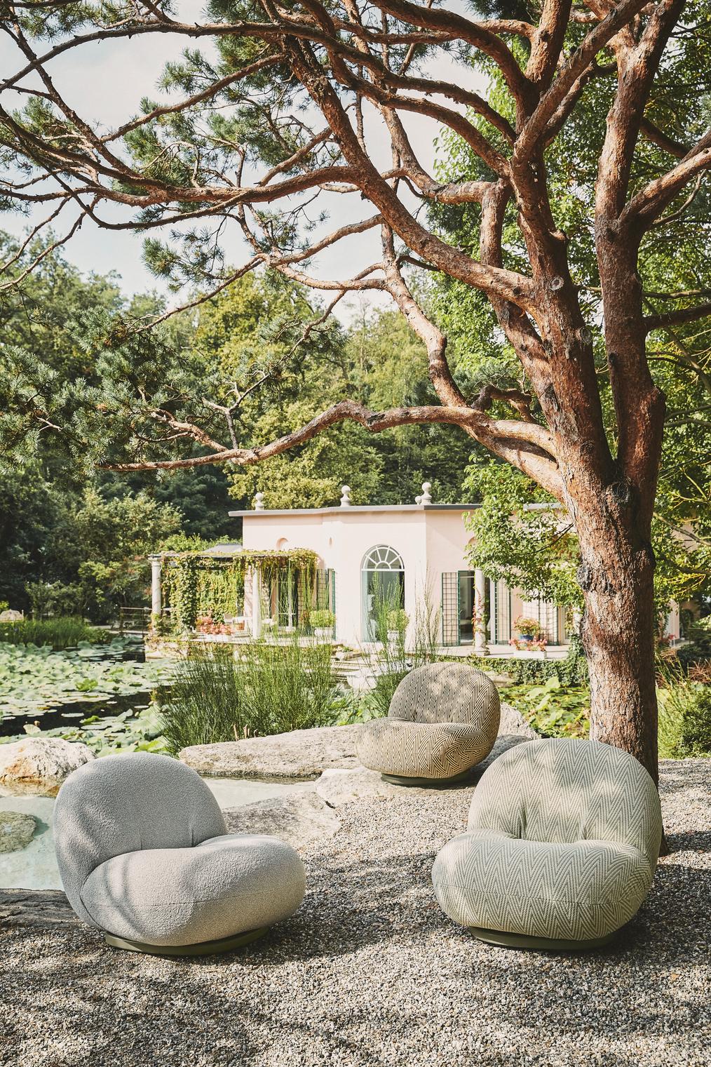 PACHA upholstered outdoor armchair with a gold base