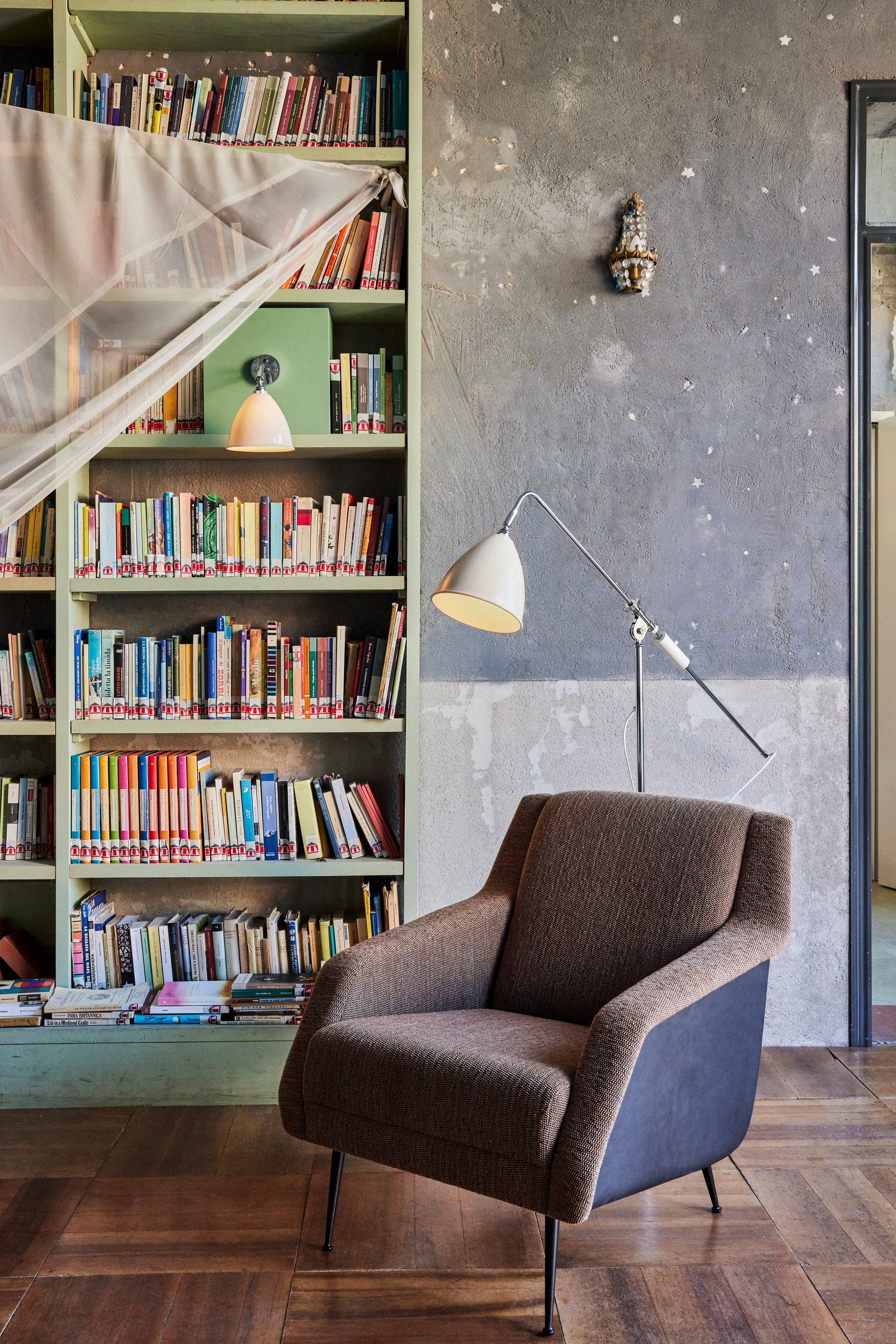 Sessel CDC.1 gepolstert mit messingfarbenem Fuß