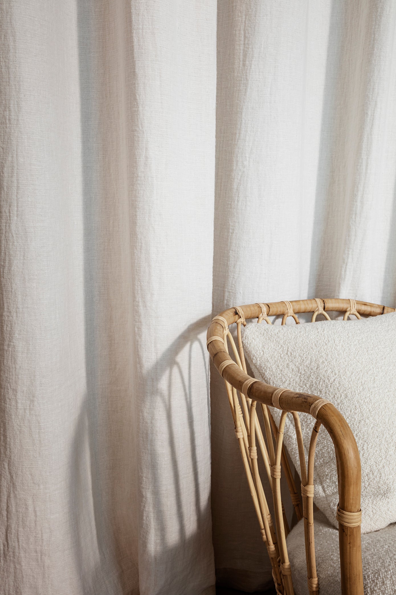 Fauteuil GRACE gestoffeerd met een rotan basis