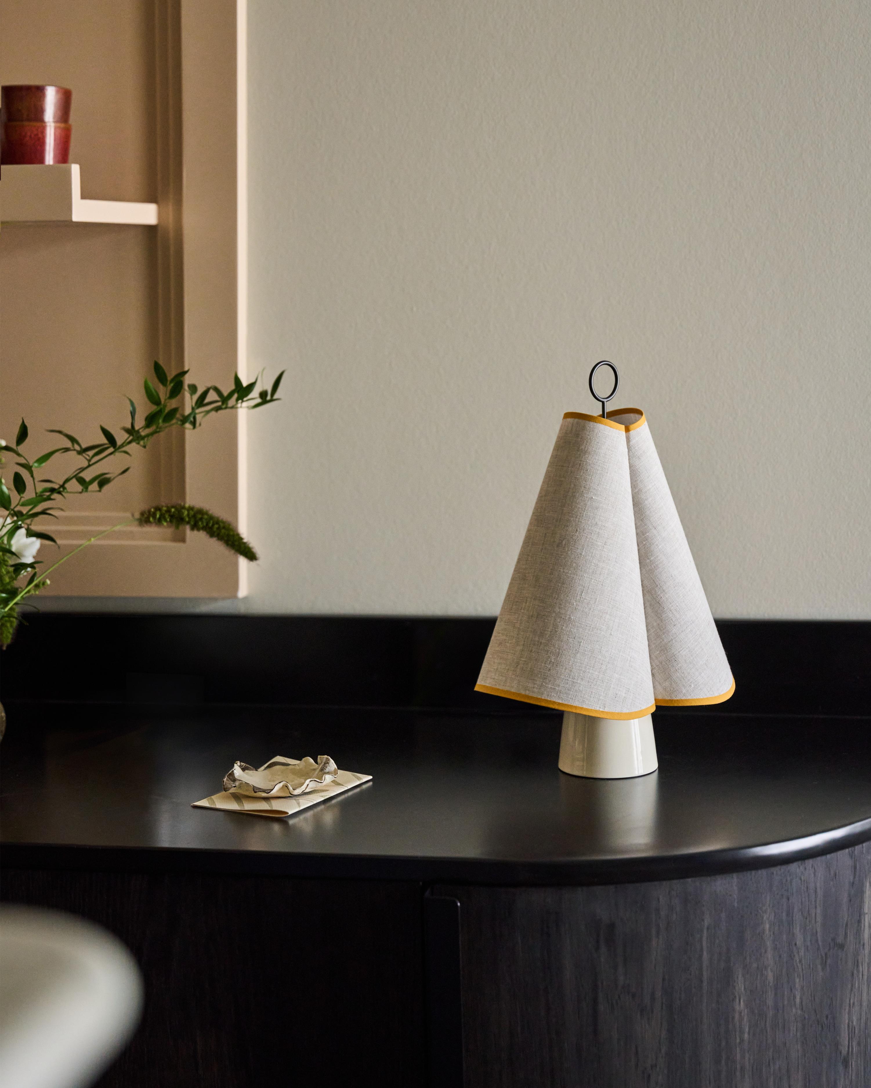 Tragbare Lampe HORNBÆK in Weiß mit gelben Akzenten