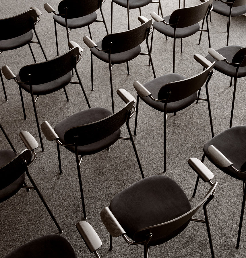 Krzesło z podłokietnikami CO ciemny fornir dębowy z czarną podstawą