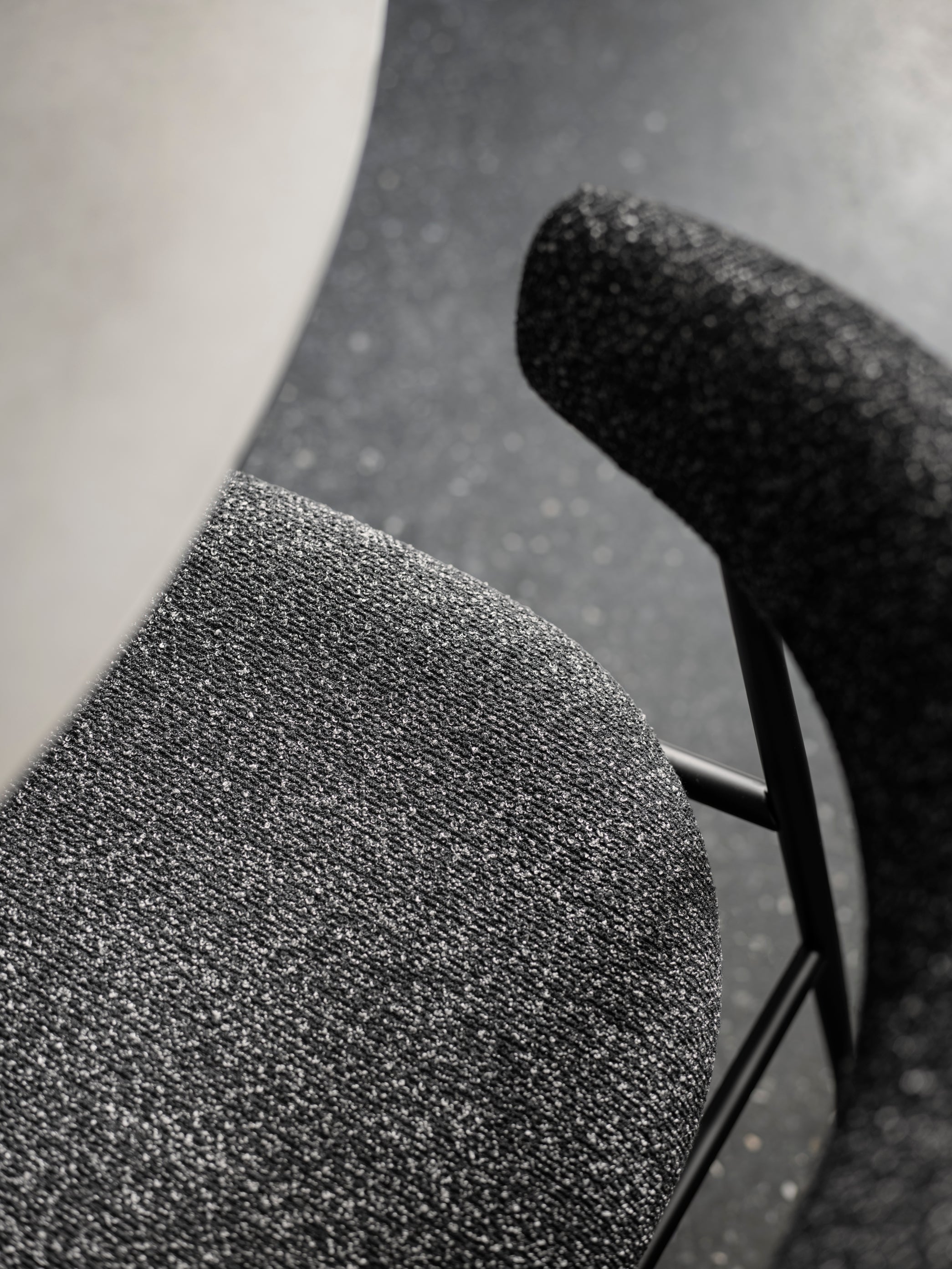 Krzesło tapicerowane VIOLIN z czarną podstawą