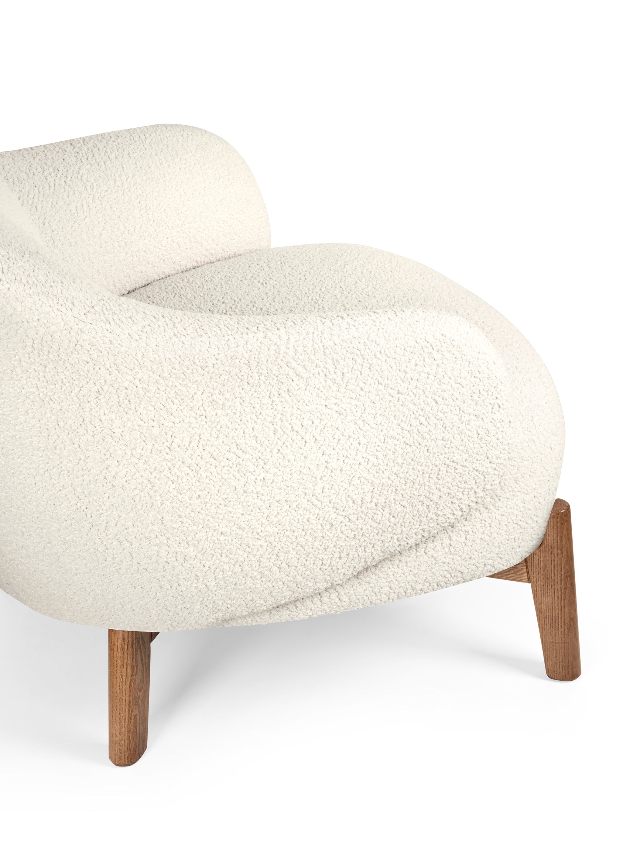 Fauteuil HOLLY FAB gestoffeerd met een notenhouten basis
