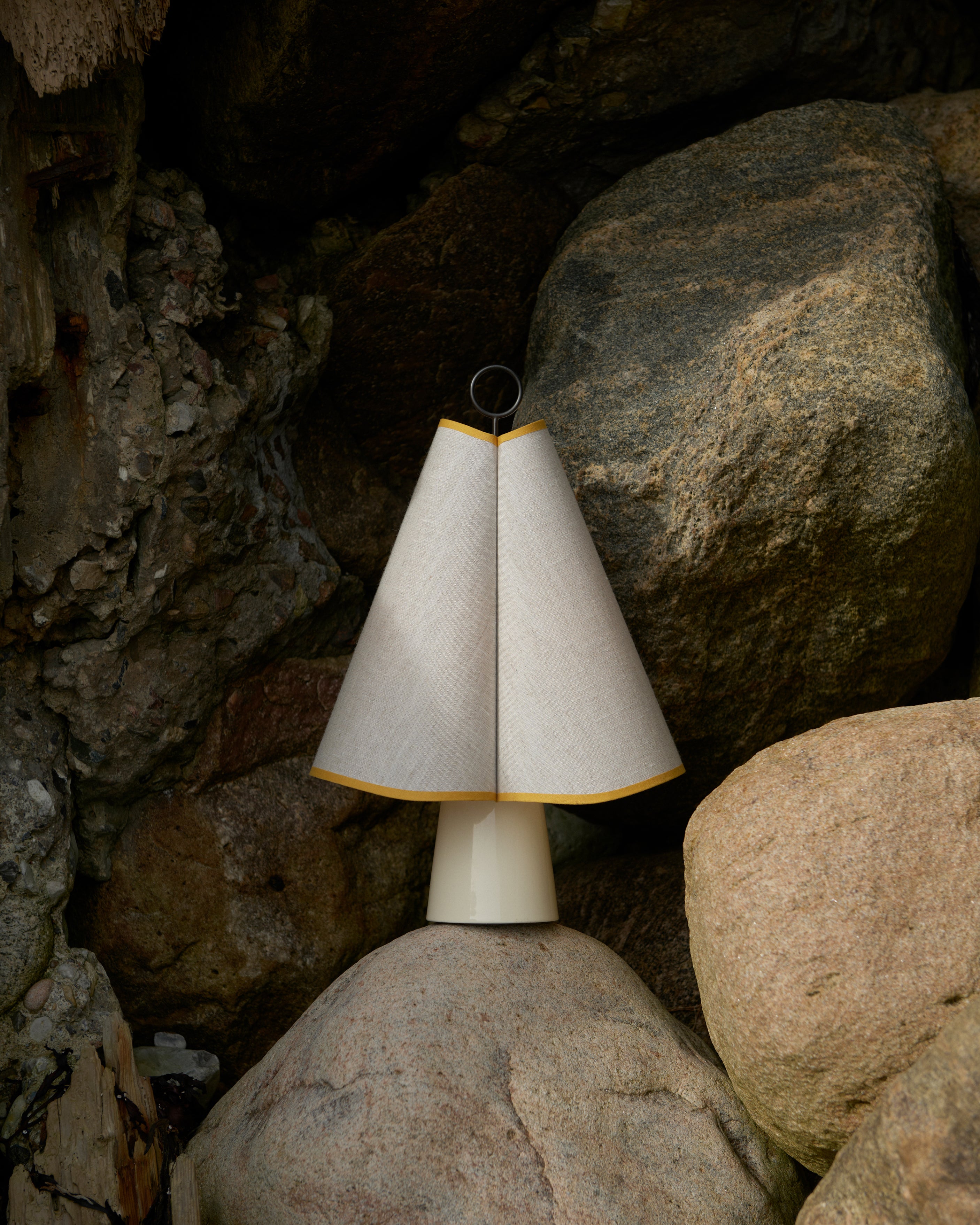 Tragbare Lampe HORNBÆK in Weiß mit gelben Akzenten