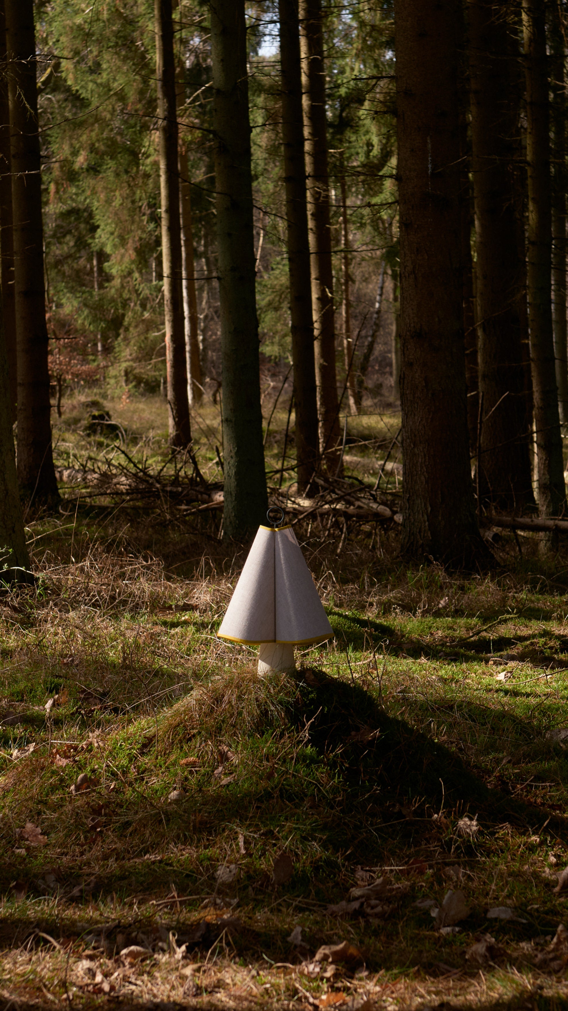 Tragbare Lampe HORNBÆK in Weiß mit gelben Akzenten