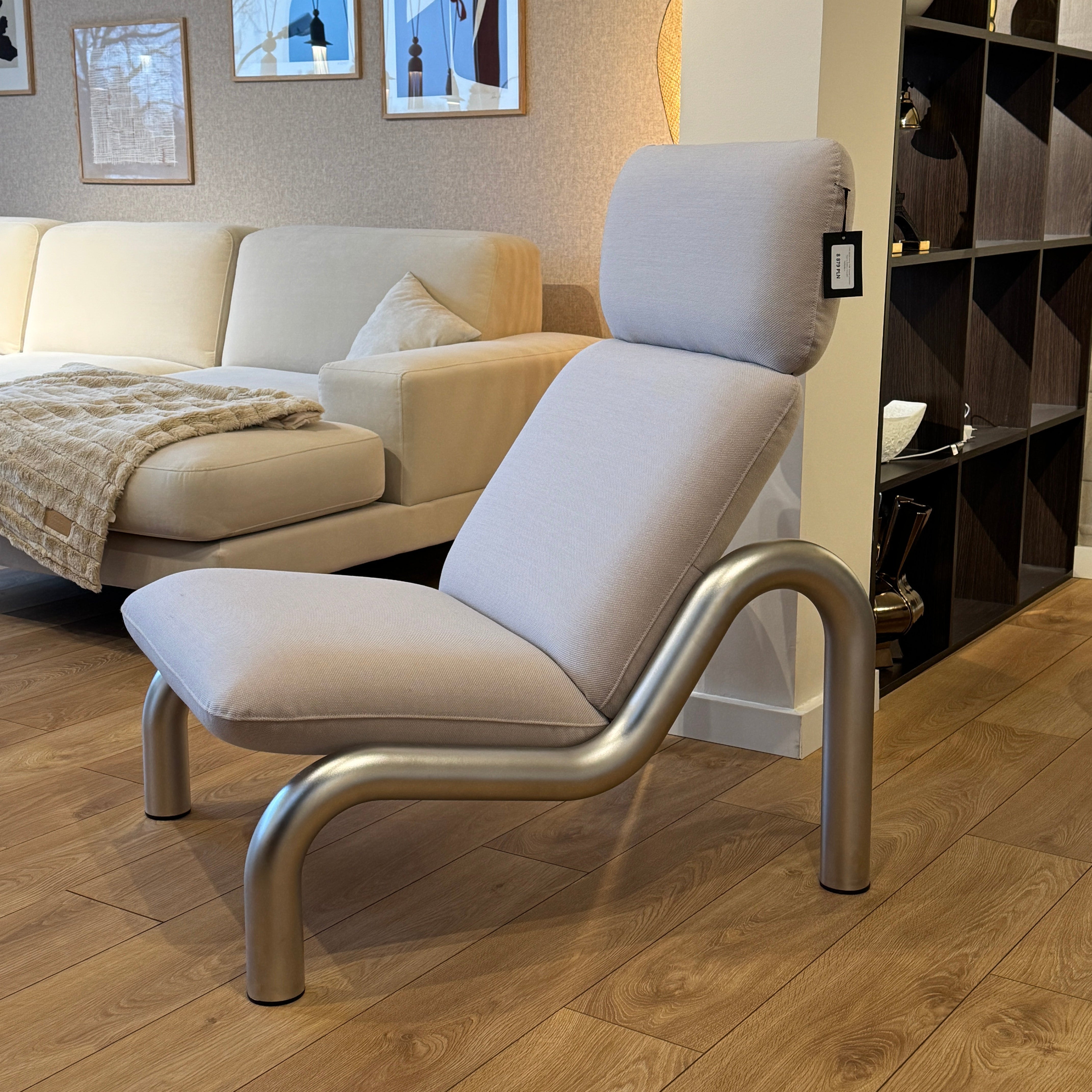 Gevoerde fauteuil TUBE beige met stalen basis