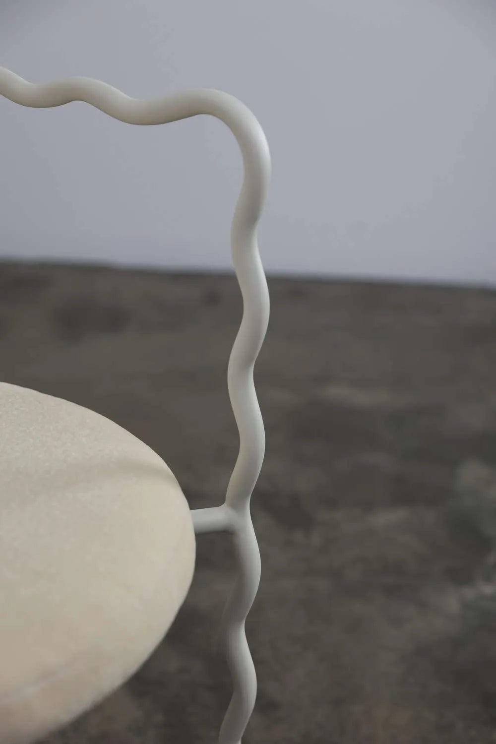 SAGE VAGUE fauteuil met armleuningen, gestoffeerd met een metalen basis