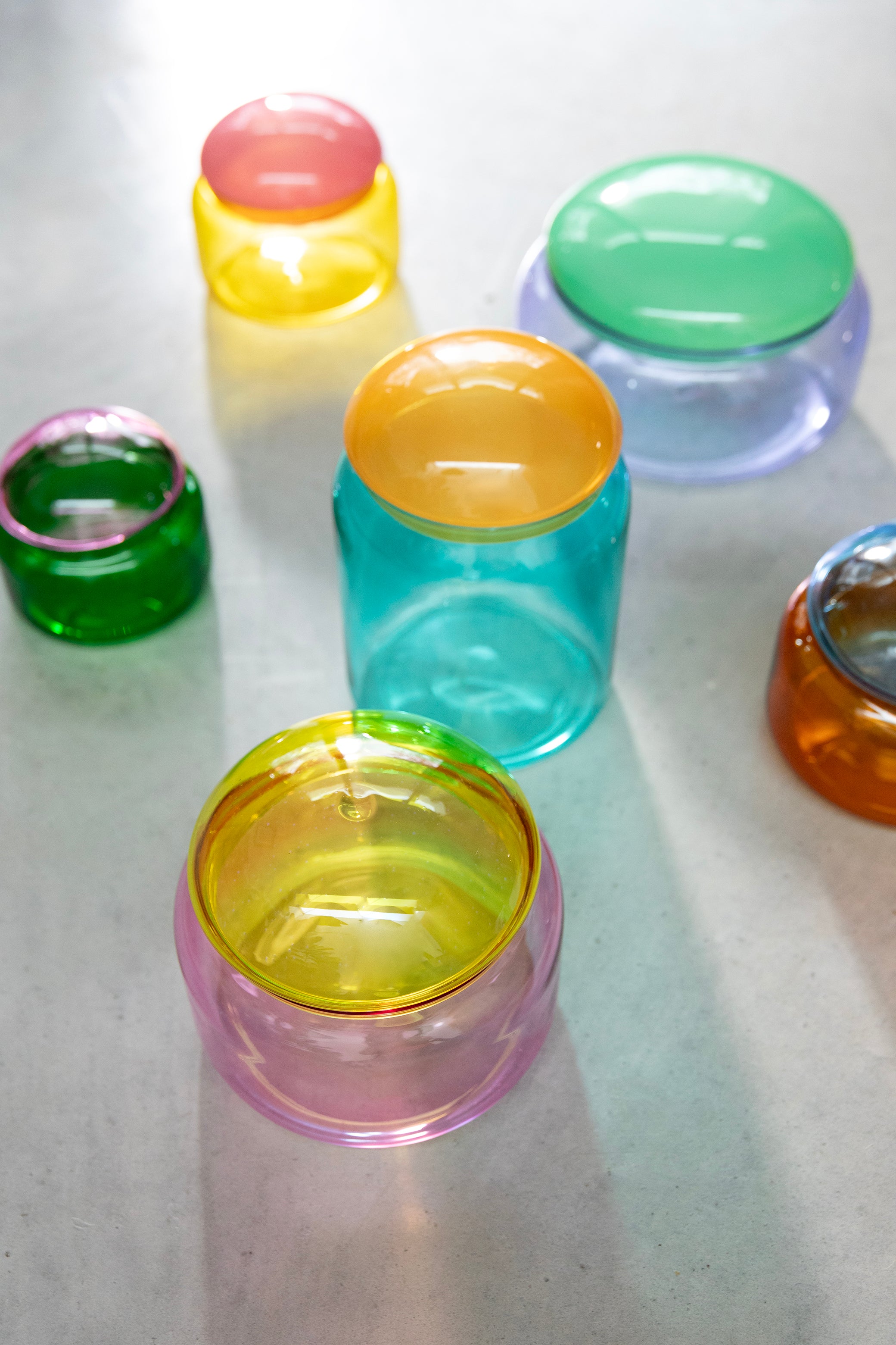 Glasbehälter PUFFY lila mit grünem Deckel