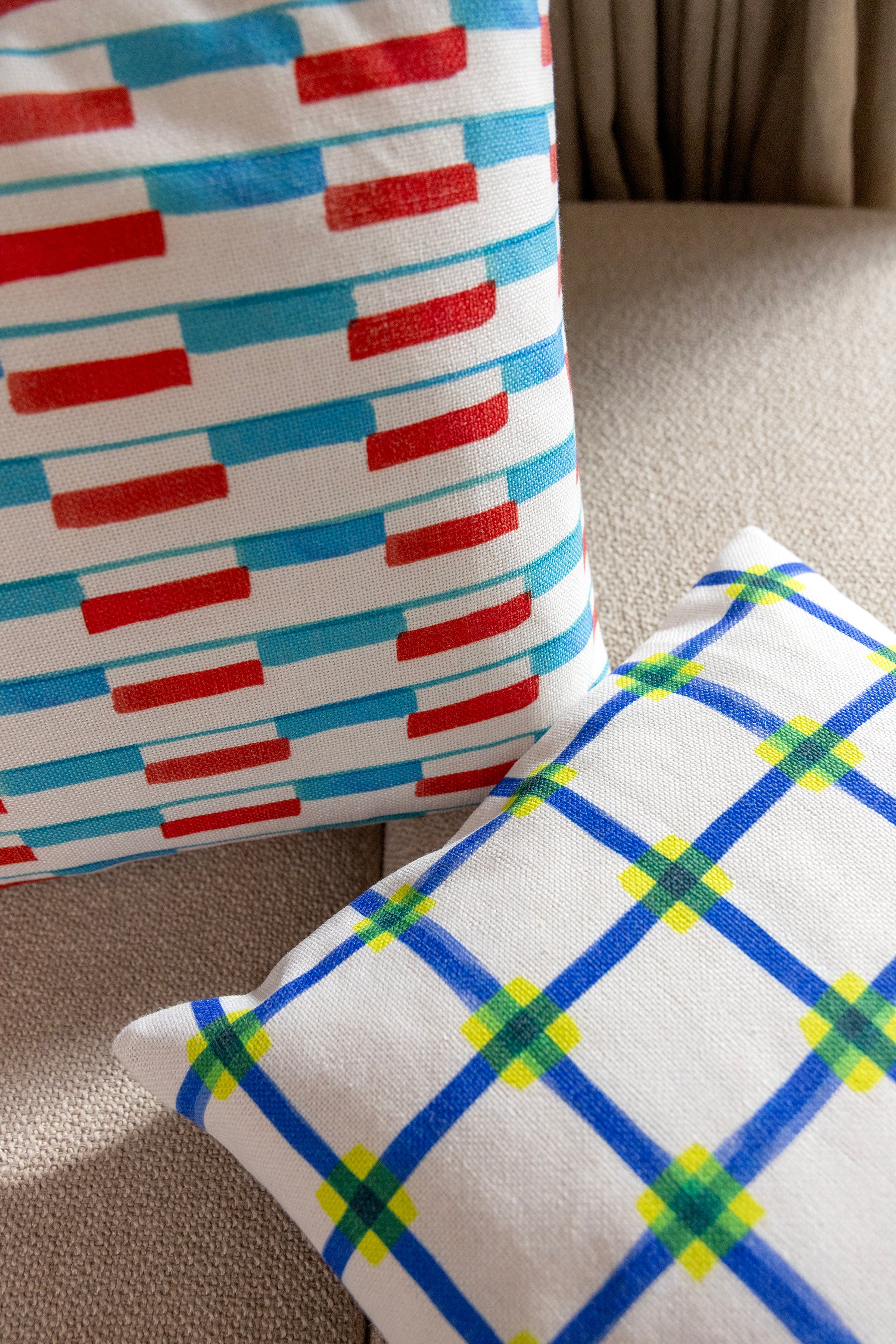 Kussenhoes CLASH wit met blauw en rood