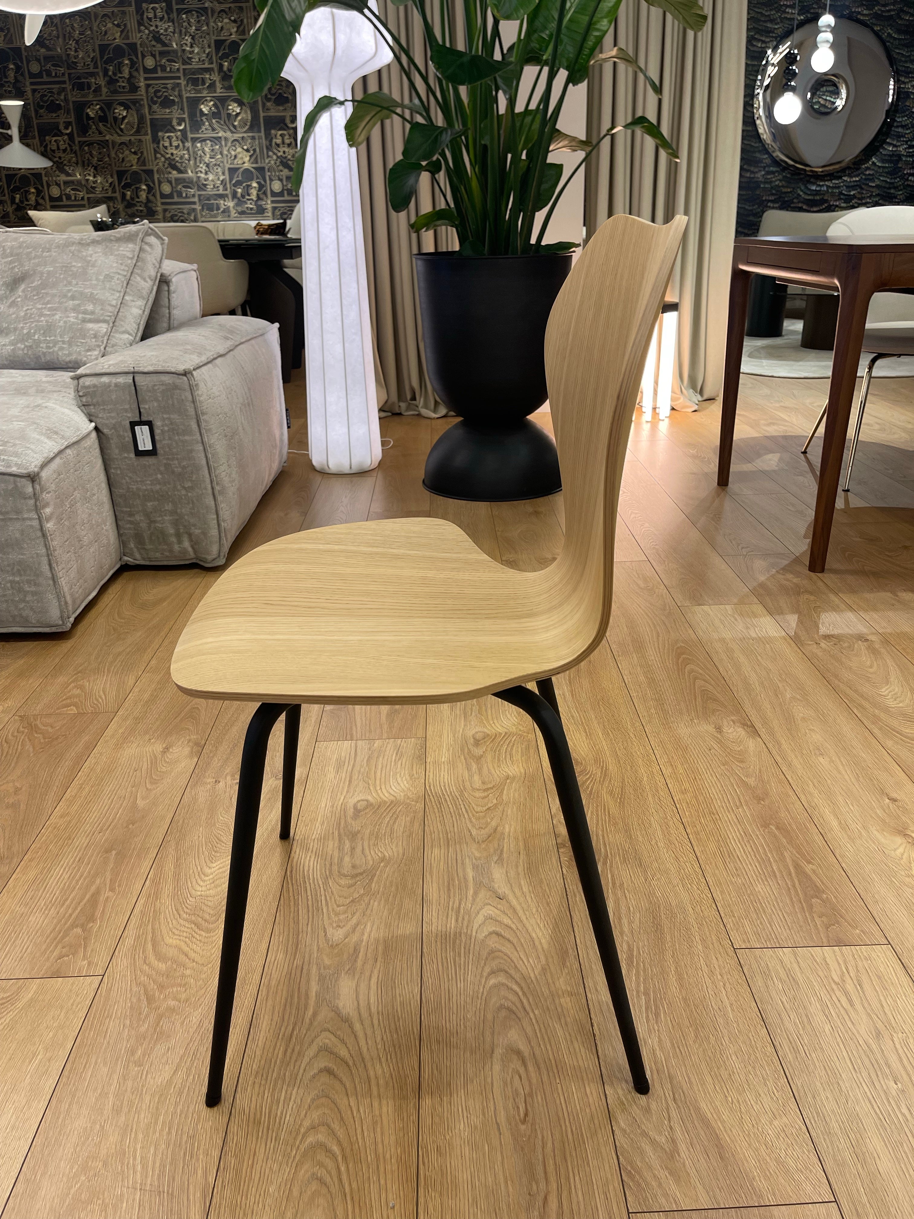 Stoel KA237 CLASSIC natuurlijk eiken met zwarte basis - uit de showroom
