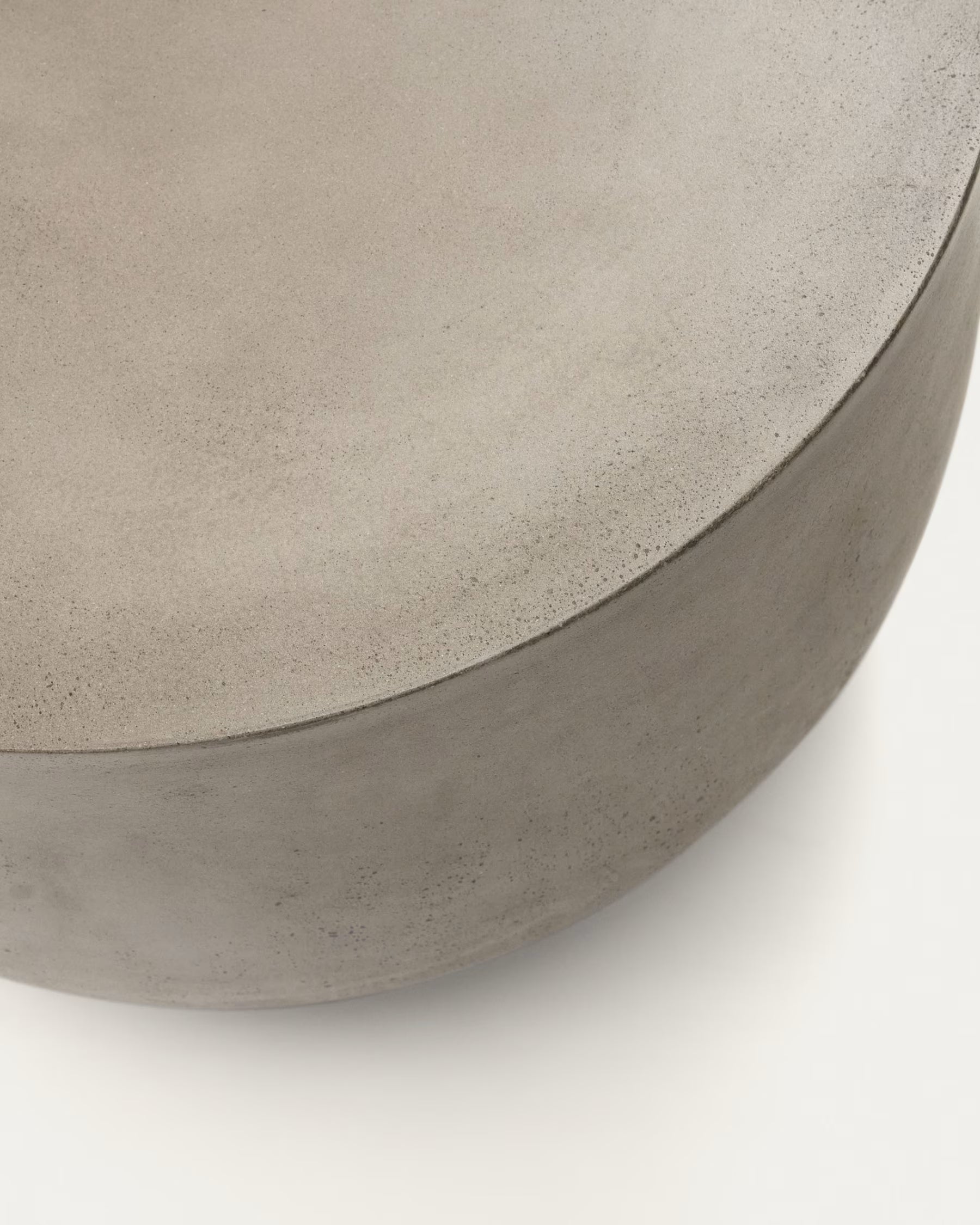 Stolik boczny GARBET szary cement – Kave Home