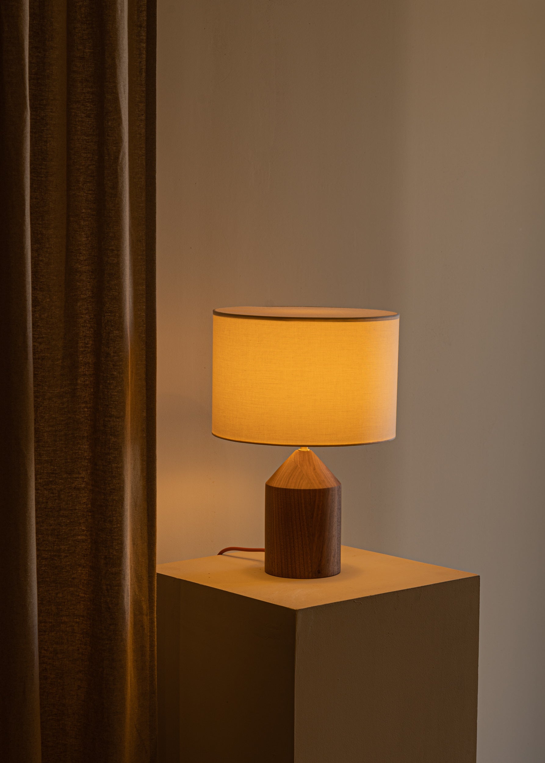 Tischlampe JOSEF Nussbaumholz