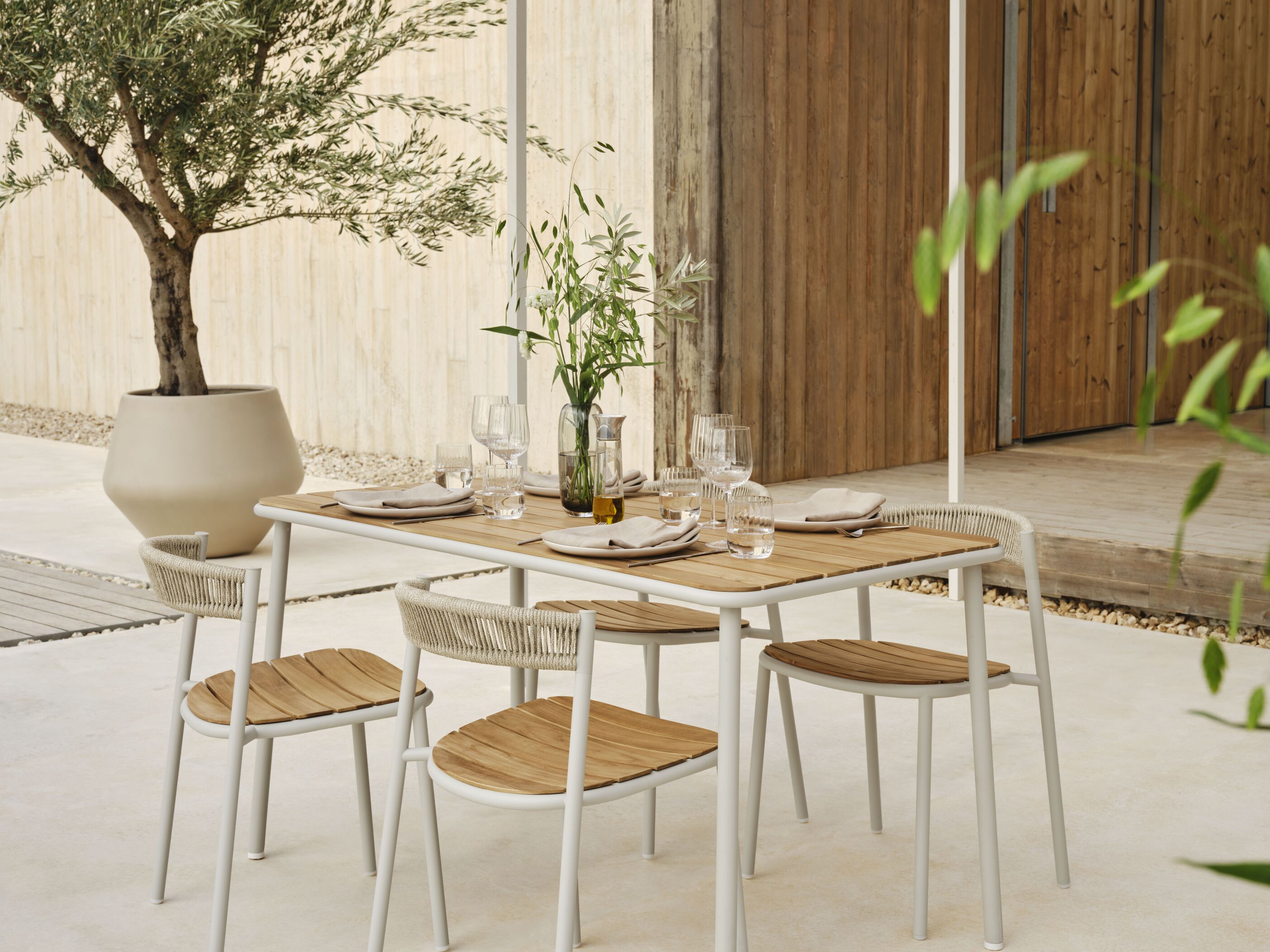 Buitenstoel KITE met een grijze stalen basis