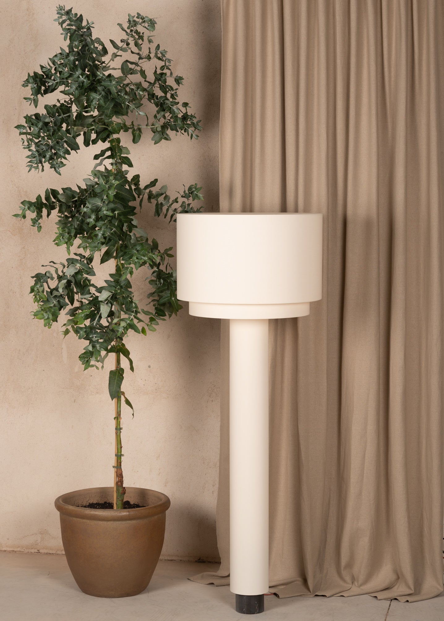 Stehlampe KOLUMNO beige mit schwarzem Marmor