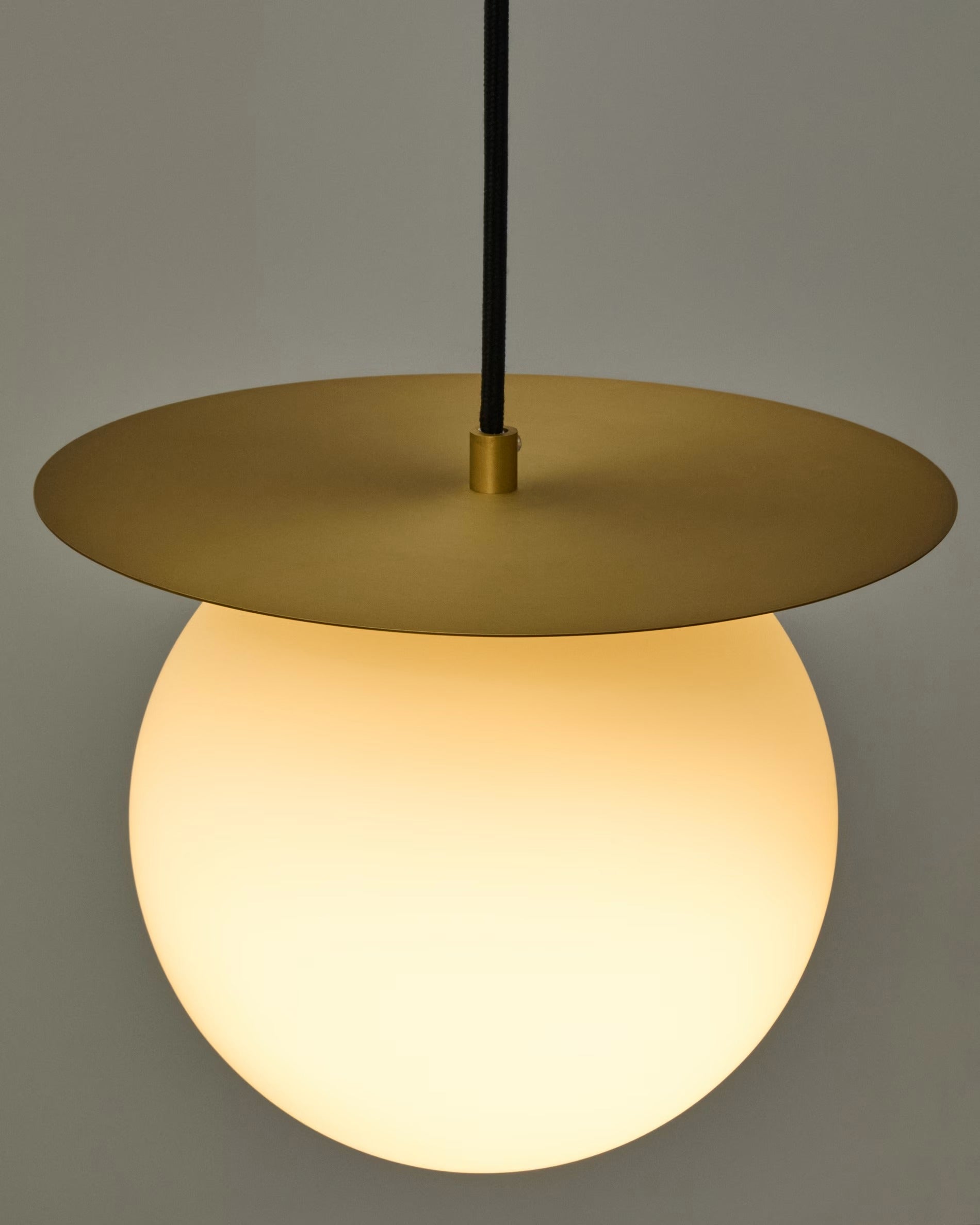 Hanglamp met schijf BRISIA geborsteld messing