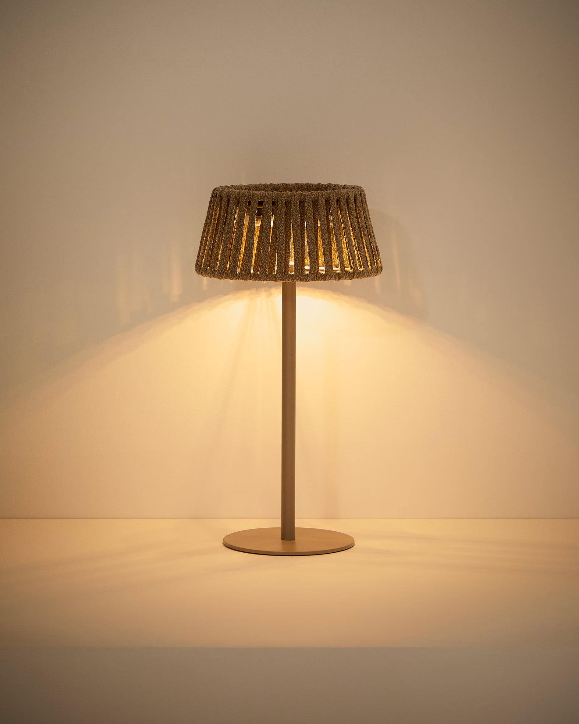 Lampa ogrodowa solarna ALDET beżowy – Kave Home