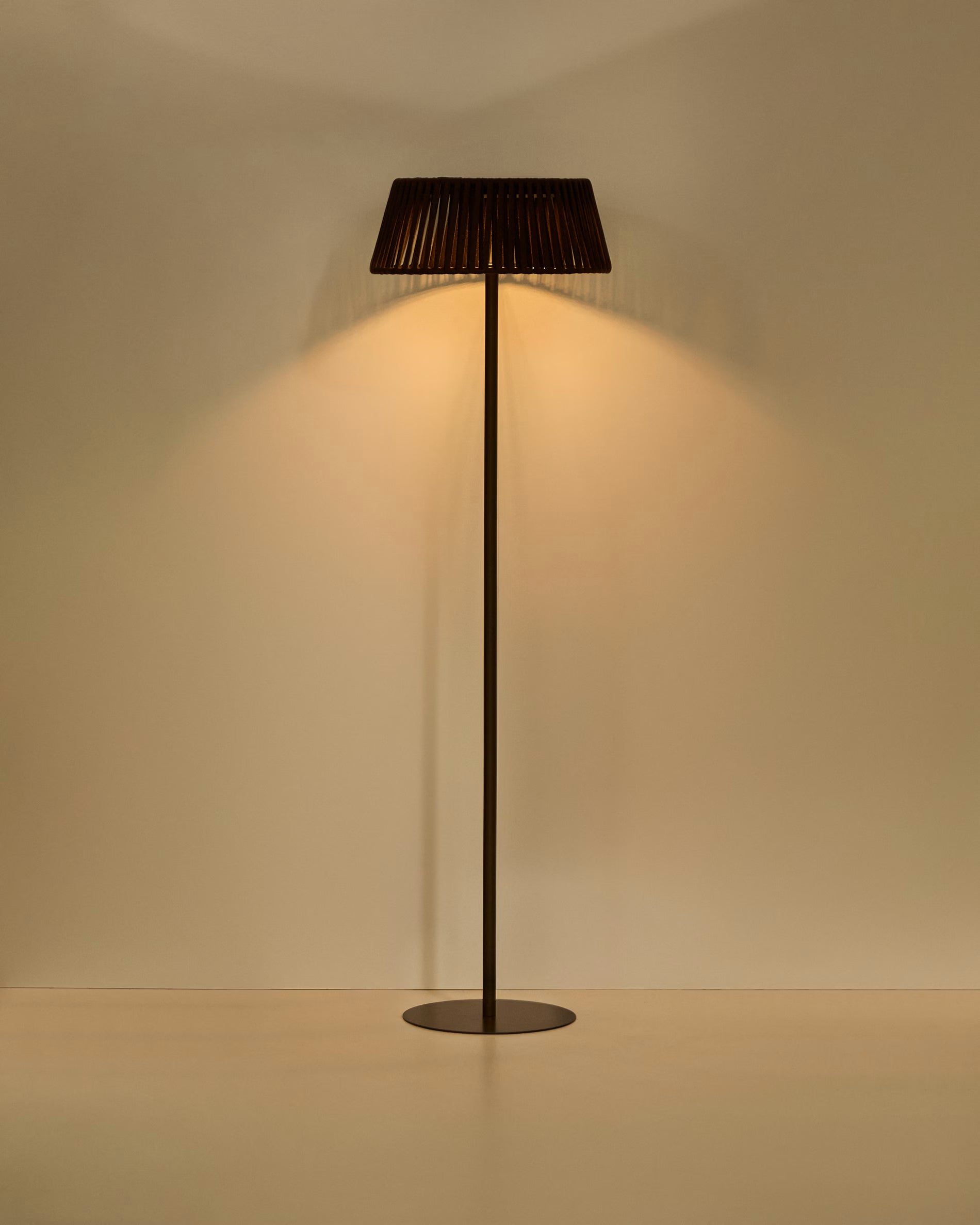 Lampa ogrodowa podłogowa solarna ALDET brązowy – Kave Home