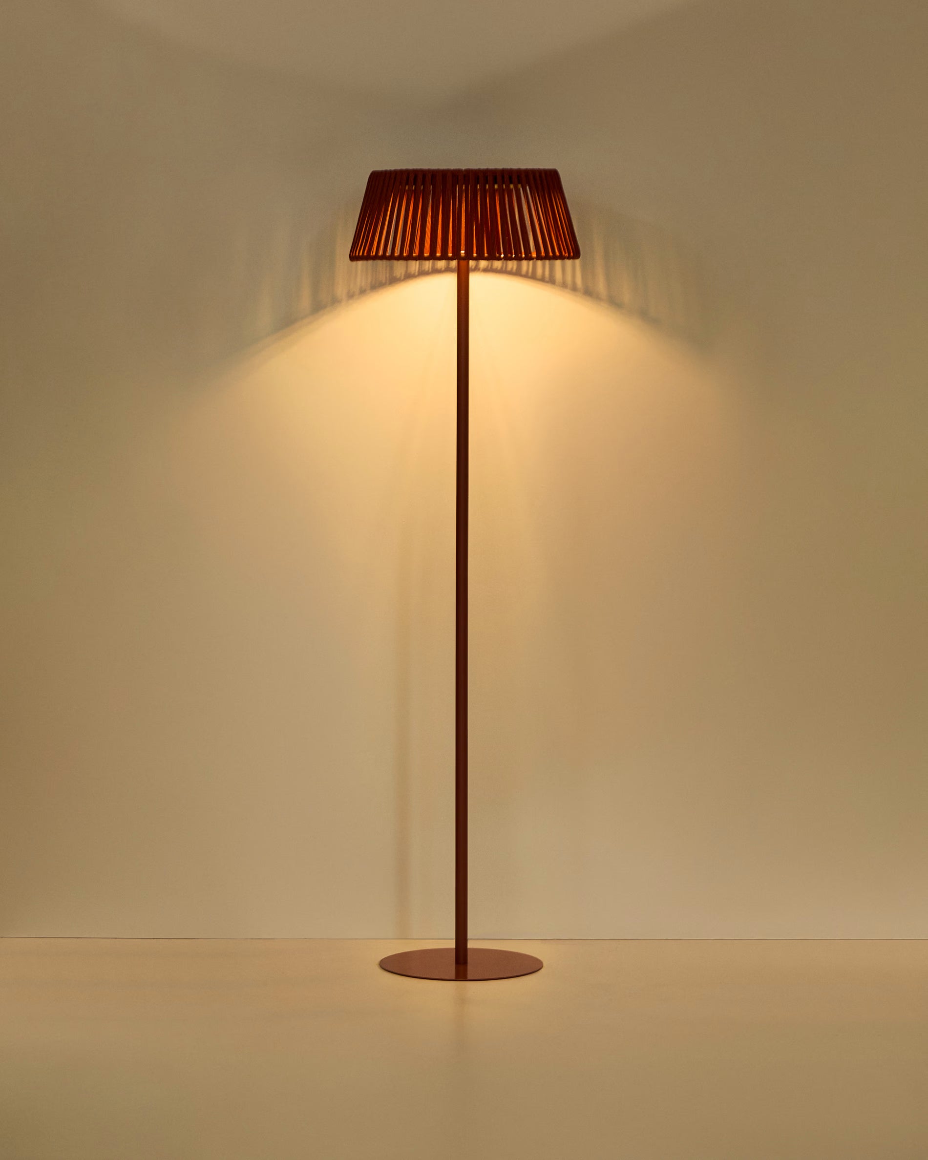 Lampa ogrodowa podłogowa solarna ALDET terakota – plecionka