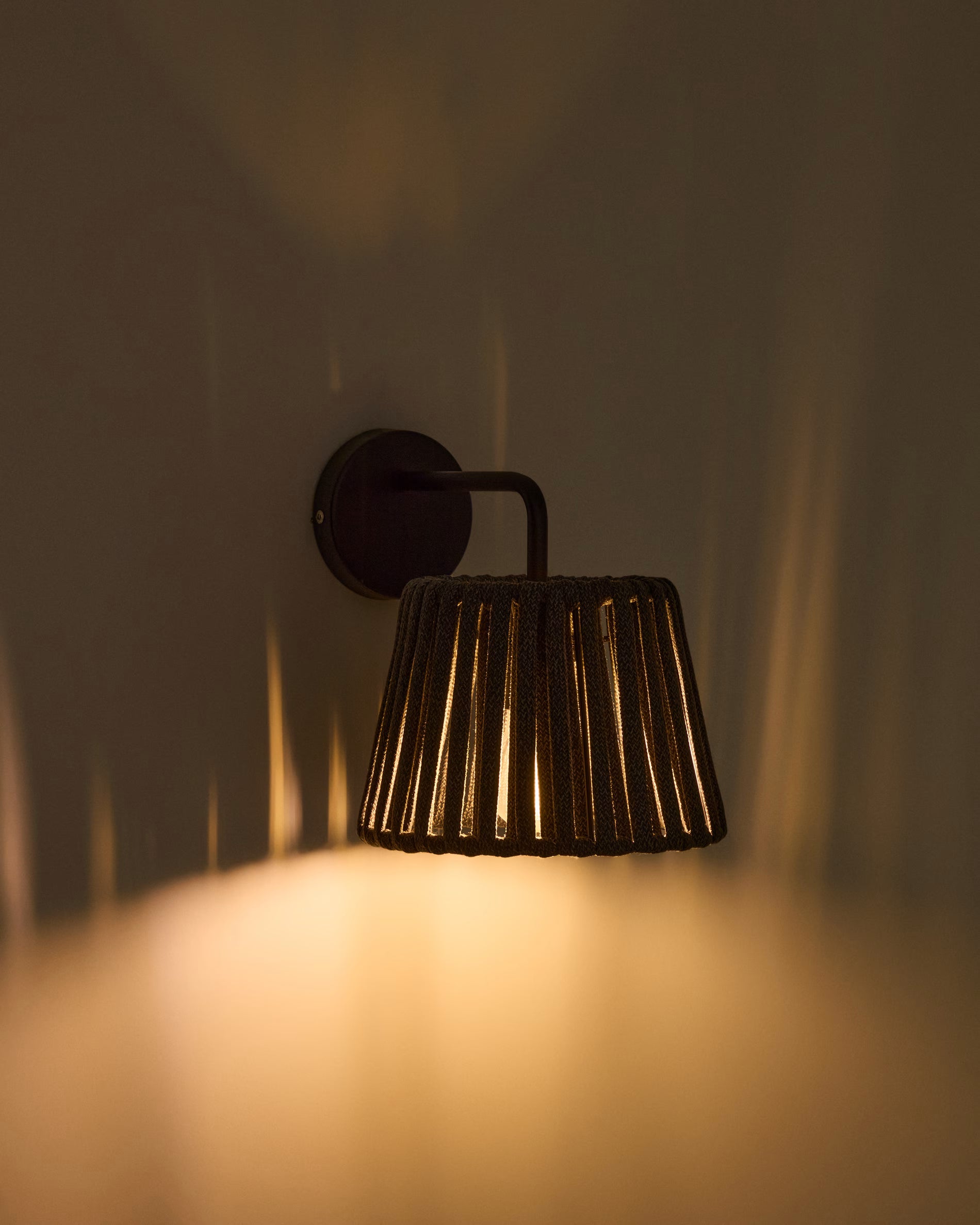 Zwarte ALDET zonne-energie wandlamp voor in de tuin